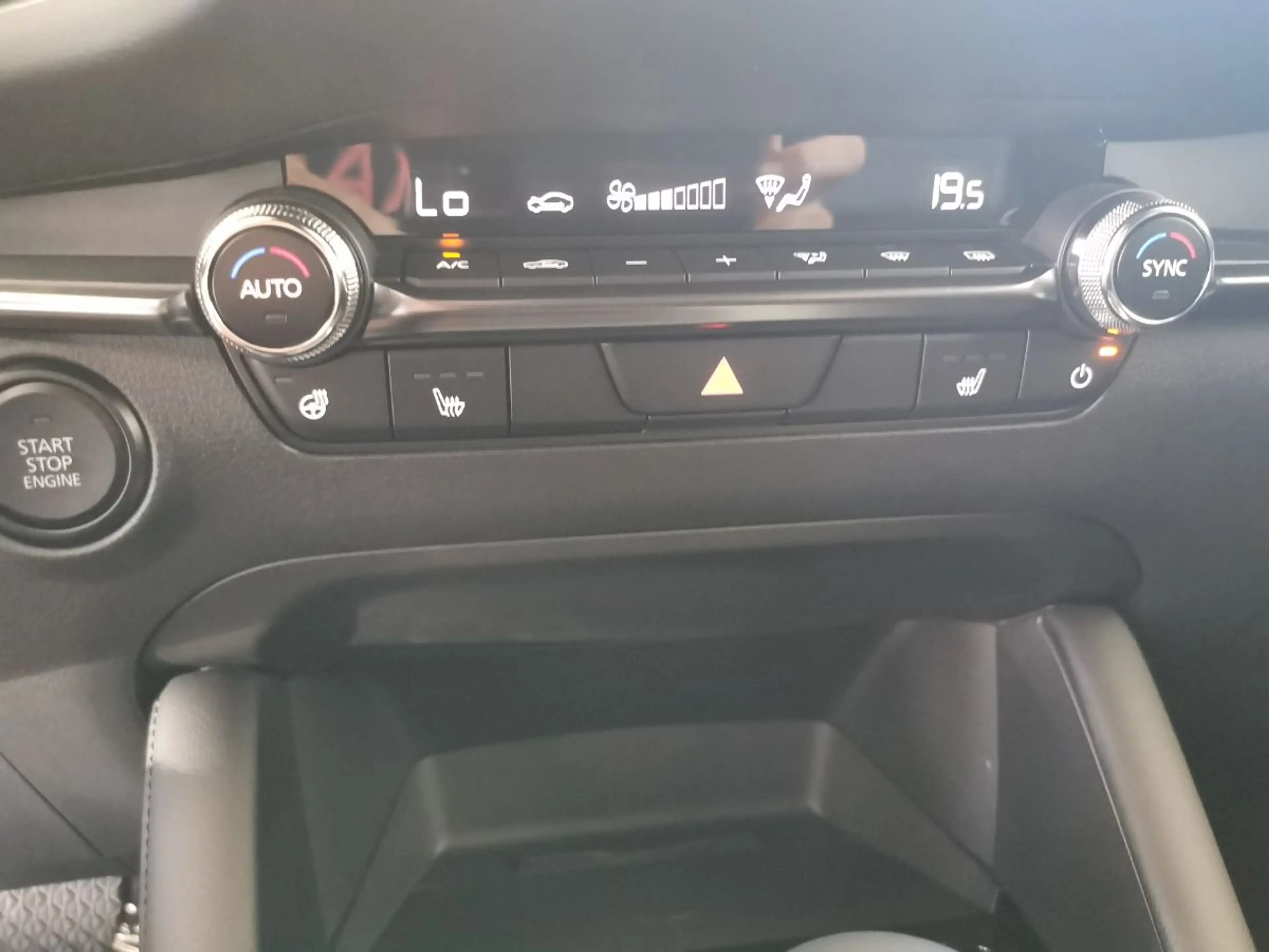 Mazda 3 2.5L e-SKYACTIV G 140ps — photo 11