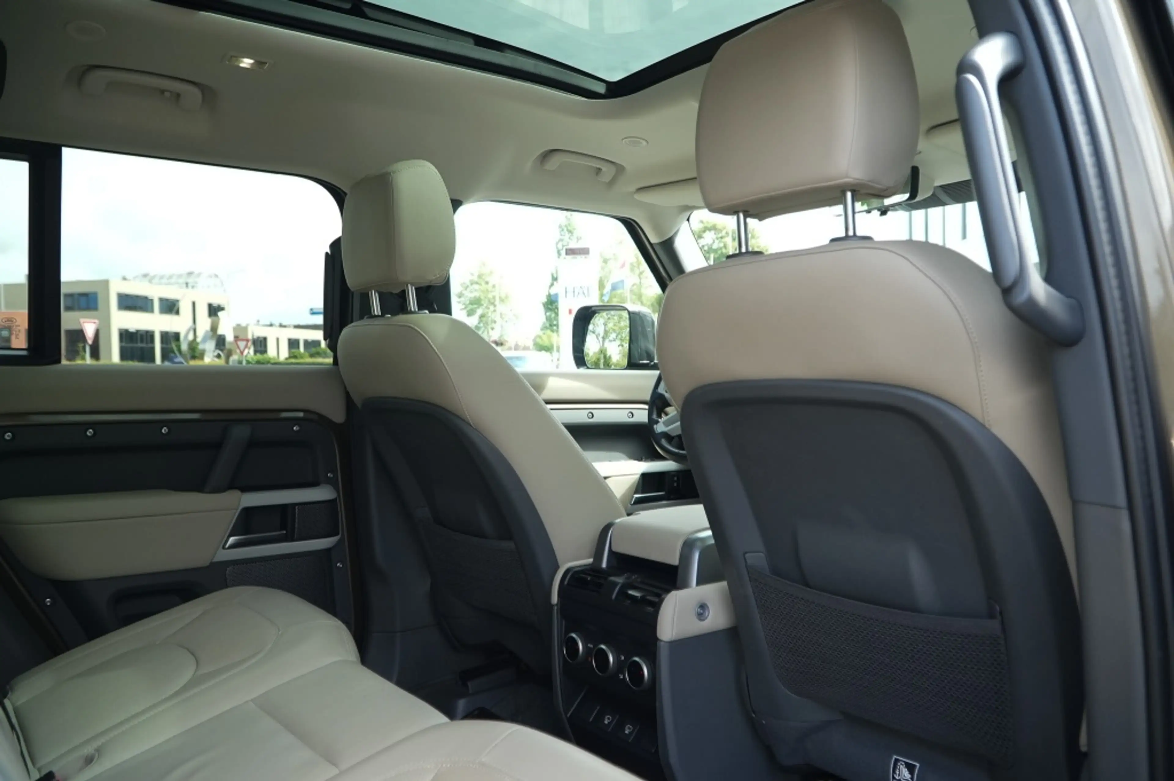 Land Rover Defender 110 2.0 P400e 110 XS Ed — photo 16