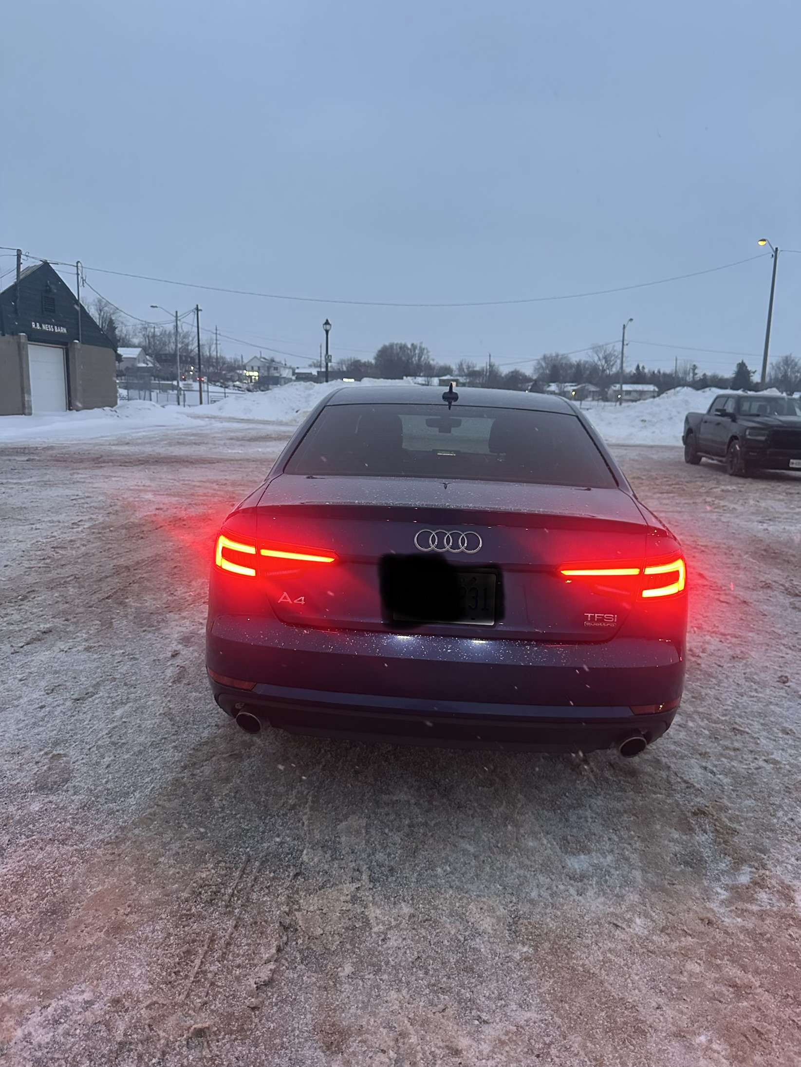 2017 Audi A4 4dr Sdn Auto Komfort quattro thumb 9