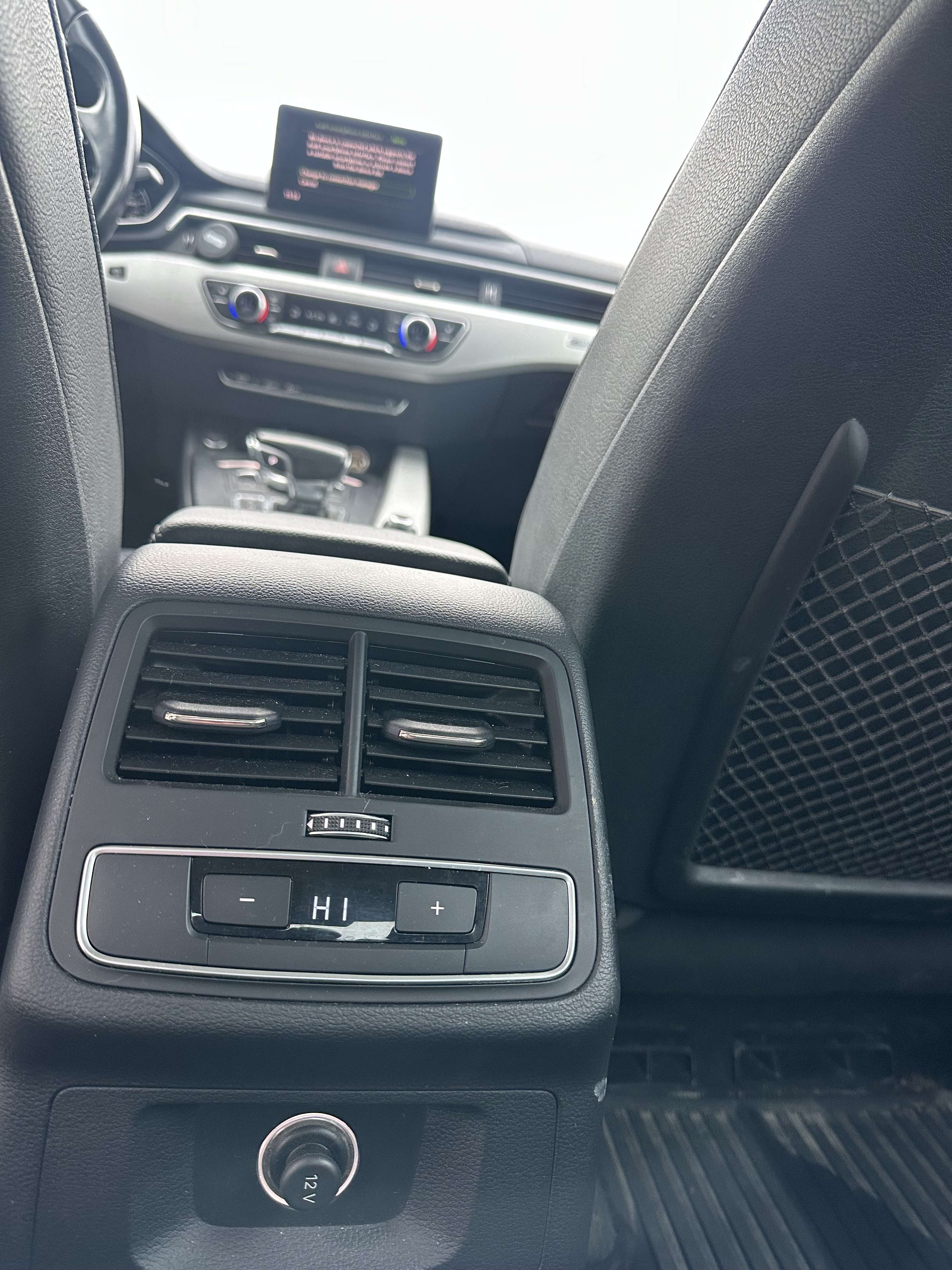 2017 Audi A4 4dr Sdn Auto Komfort quattro thumb 6