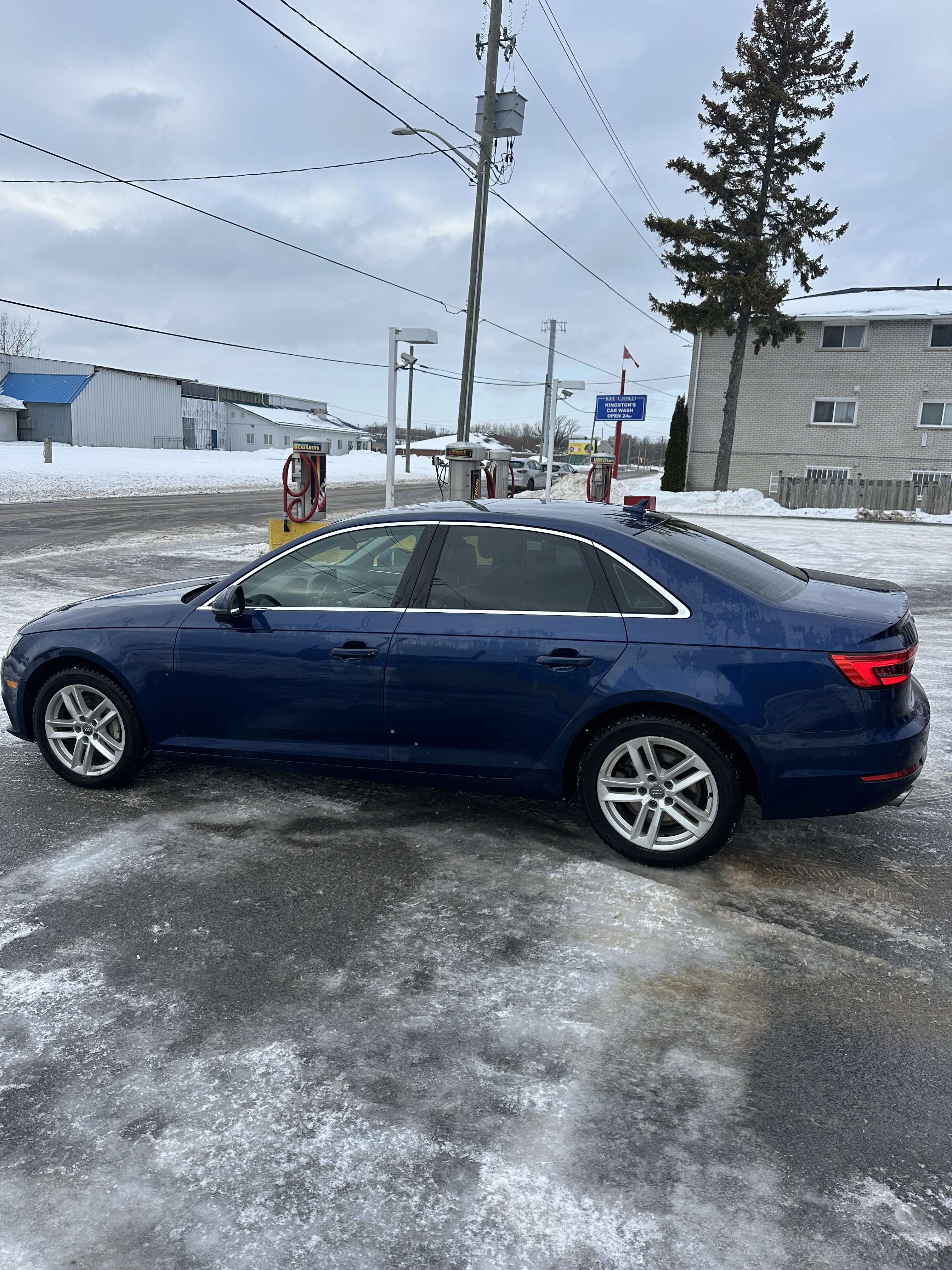 2017 Audi A4 4dr Sdn Auto Komfort quattro alt 4
