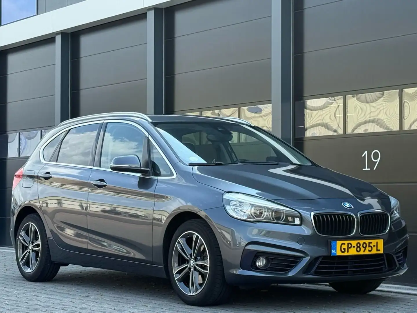 BMW 220 02 Touring 220d Sport Hade-Up Xenon Clima EURO-6 Grijs - 2