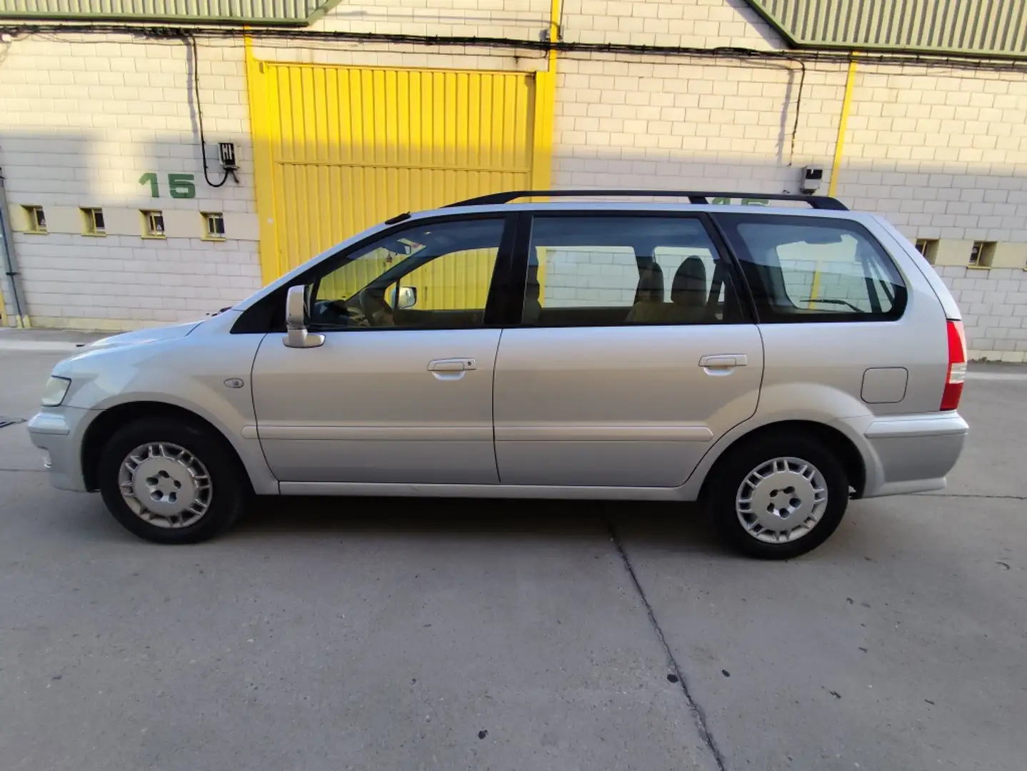 Mitsubishi Space Wagon 2.4 GDI GLX Silber - 2