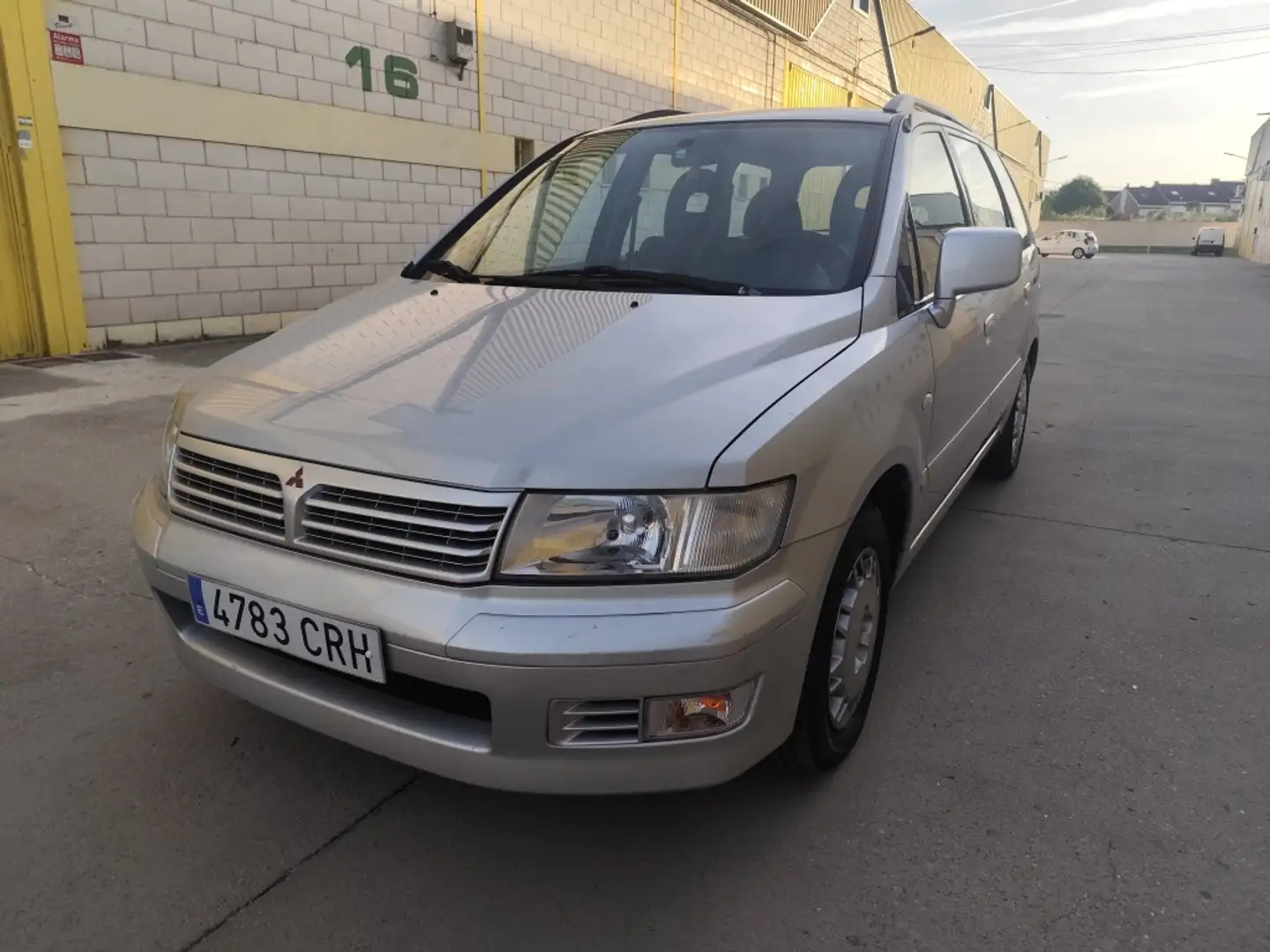 Mitsubishi Space Wagon 2.4 GDI GLX Silber - 1