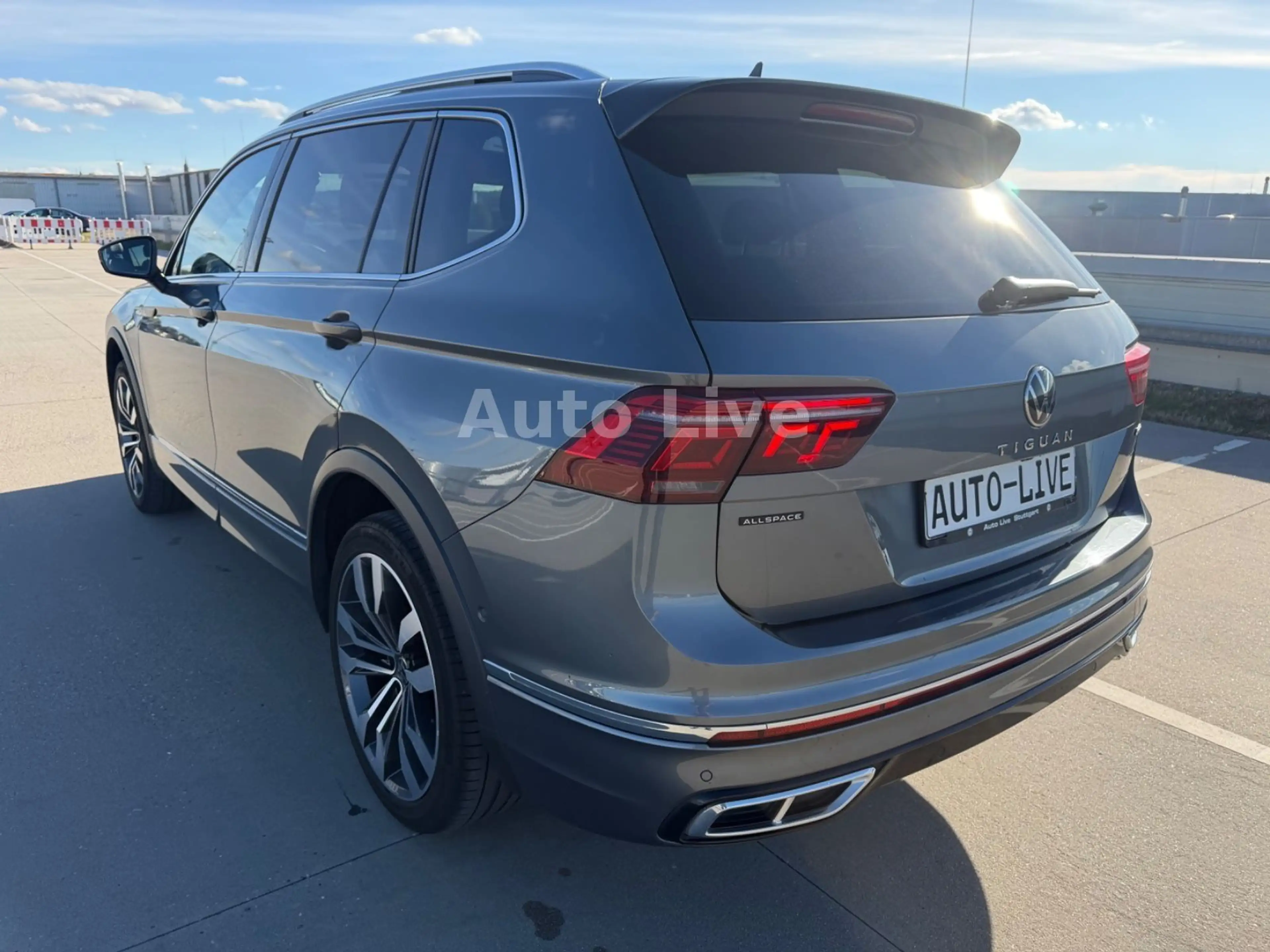 Volkswagen Tiguan Allspace 2.0 TDI DSG*4M*R LINE*PANO*360! — photo 3