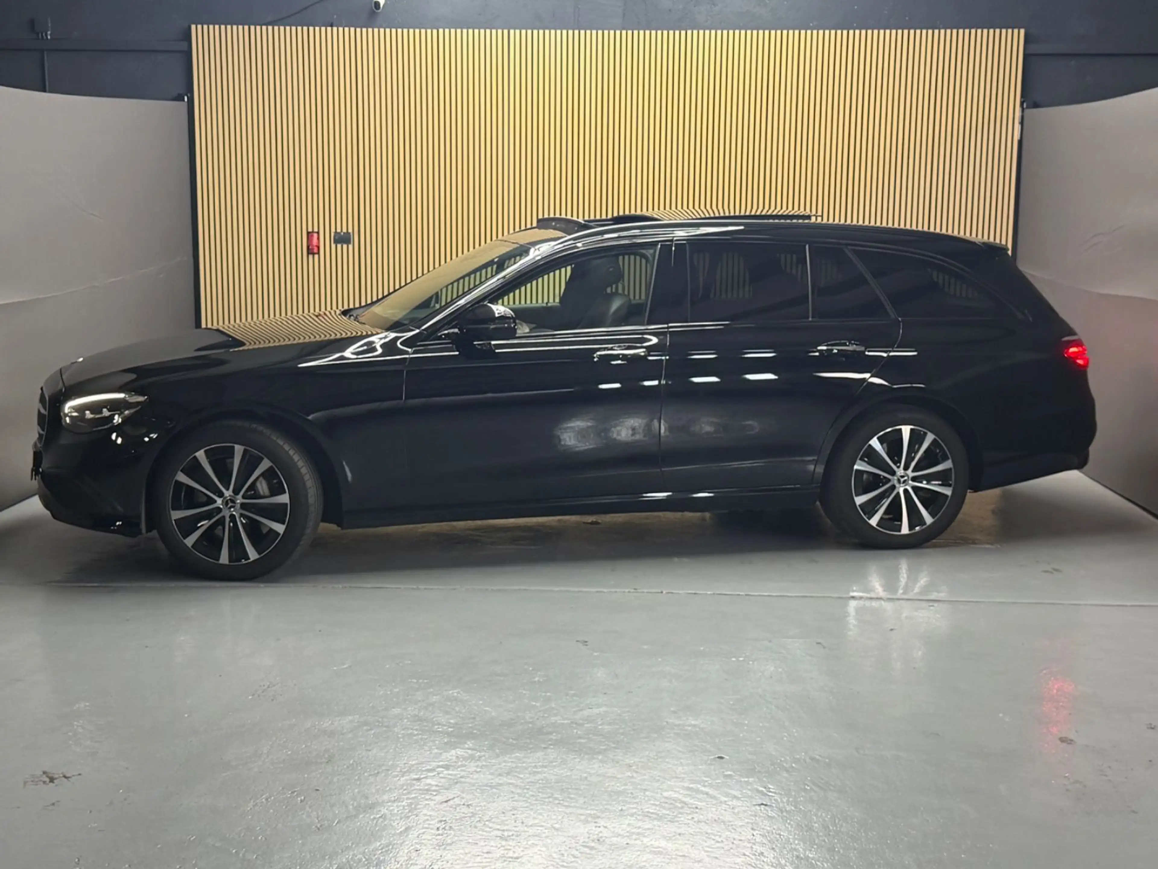 Mercedes-Benz E 300 de 4Matic*PANORAMA*HUD*WIDE*Ahk*360KAM* — photo 6