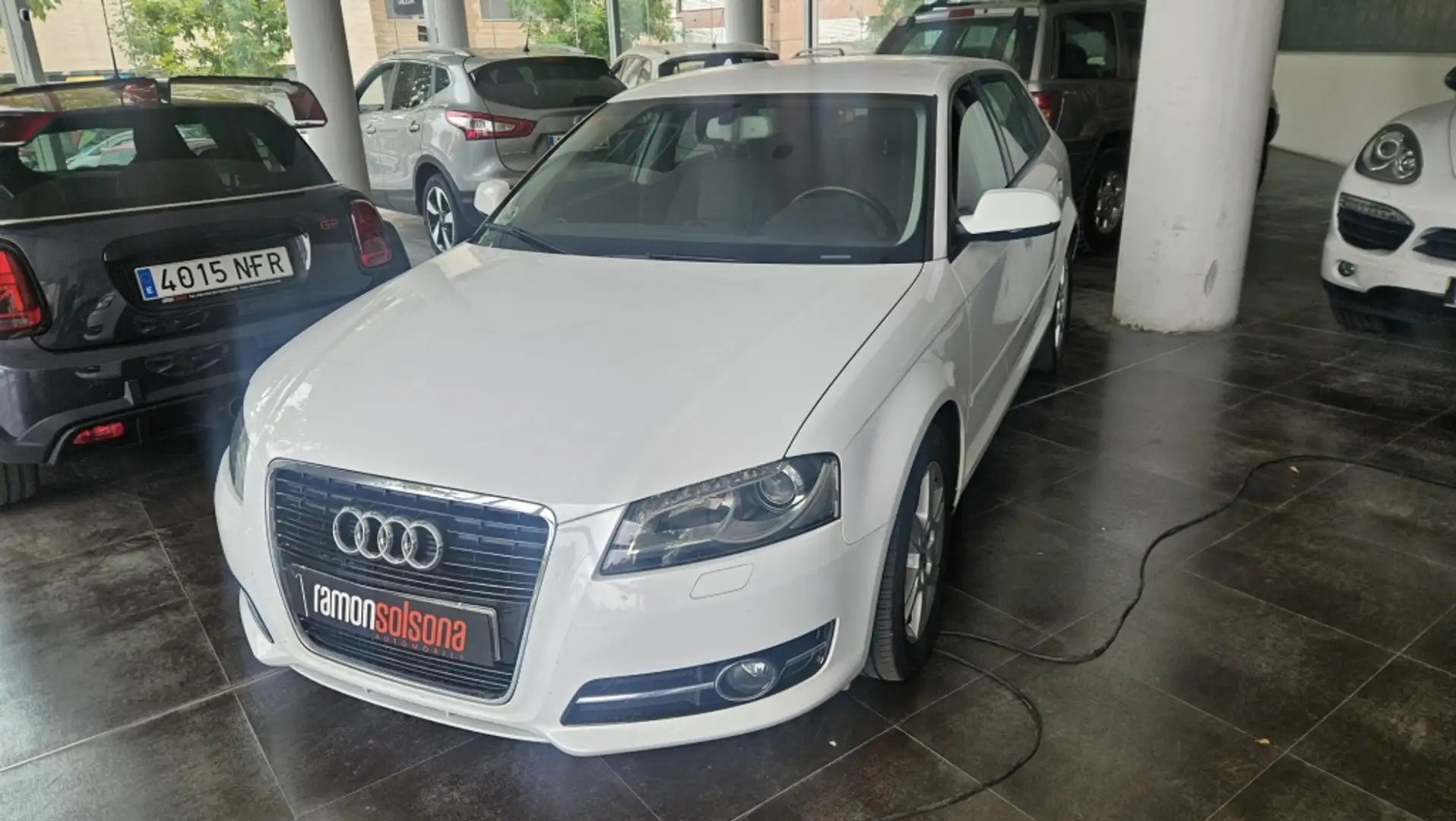 Audi A3 Sportback 1.6TDI Ambiente 105 Blanco - 1