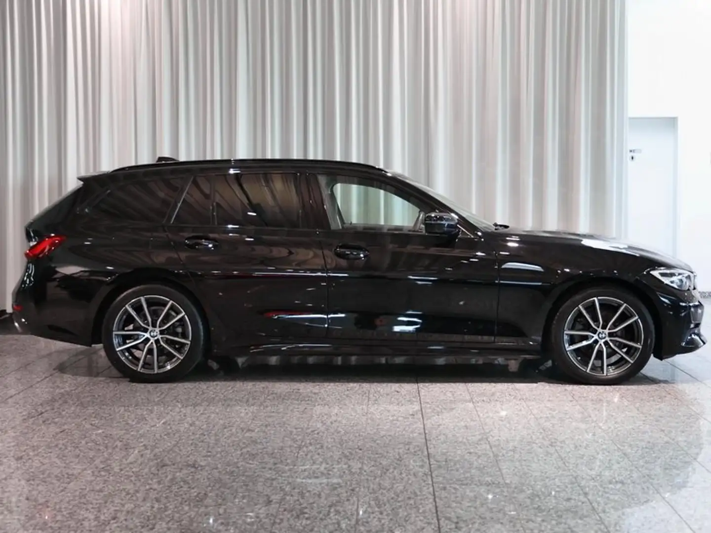 BMW 320 d Touring Sport Line DAB Tempomat AHK Shz Schwarz - 2