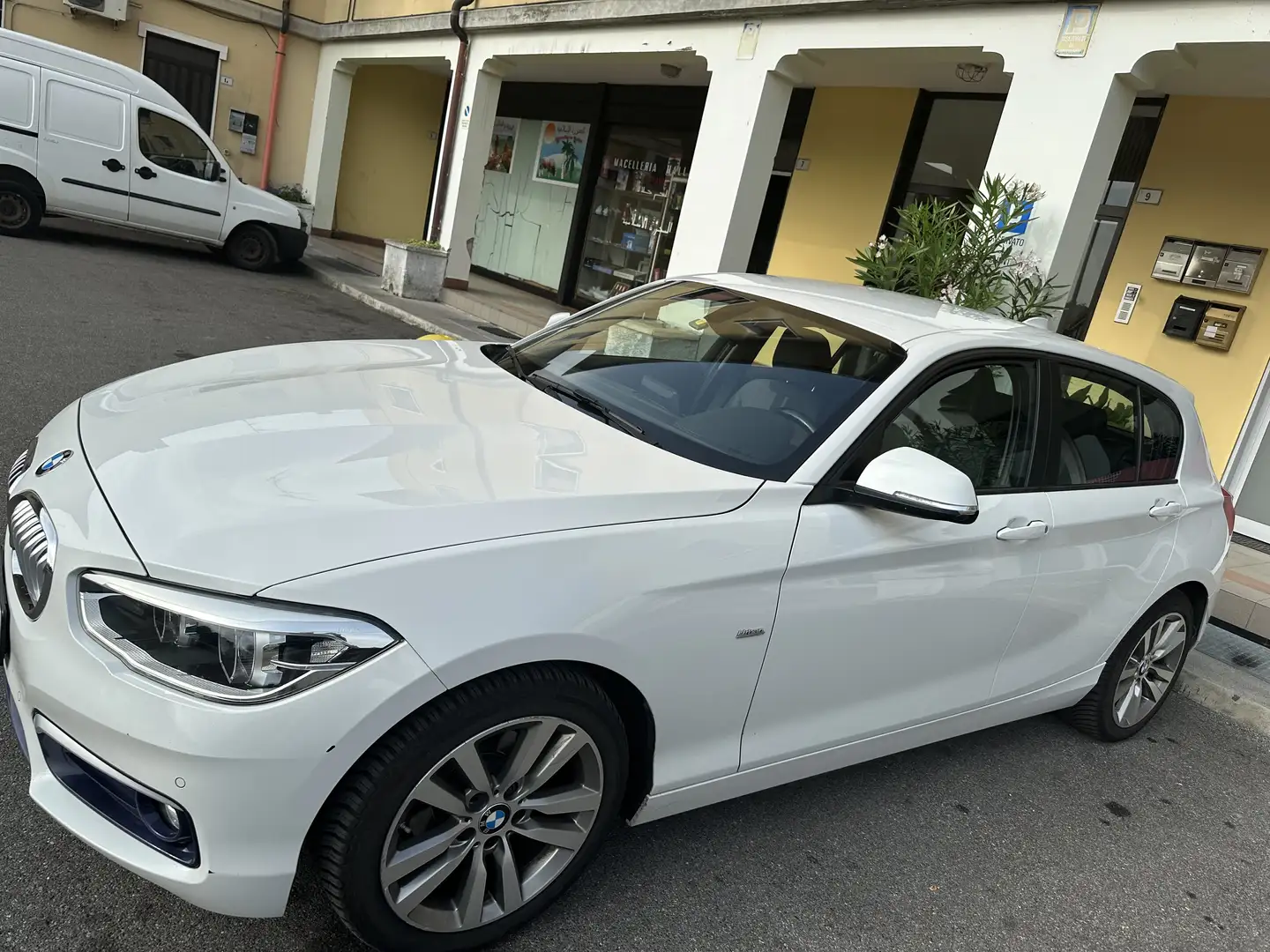 BMW 116 116d Urban 5p auto - 1