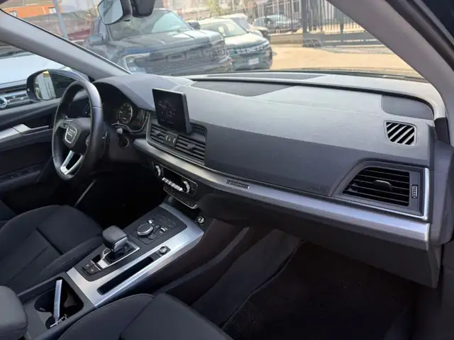 Audi Q5 view 14