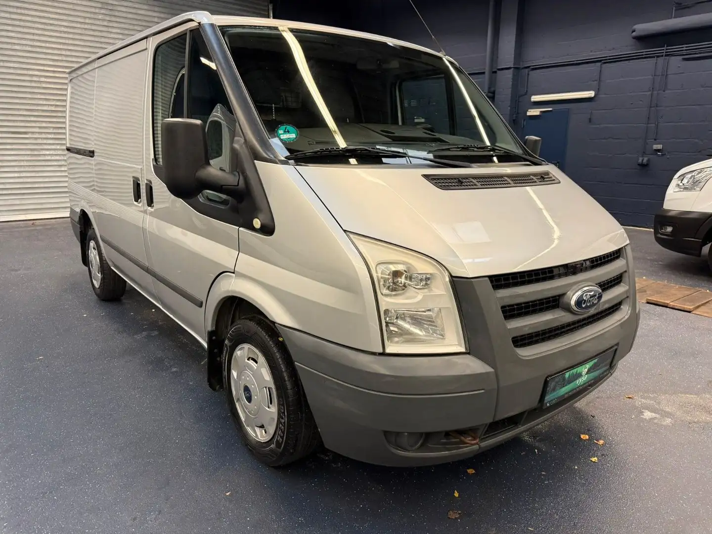 Ford Transit Kasten L1-H1 92TKM 1.Hand HU&AU NEU AHK Silber - 1