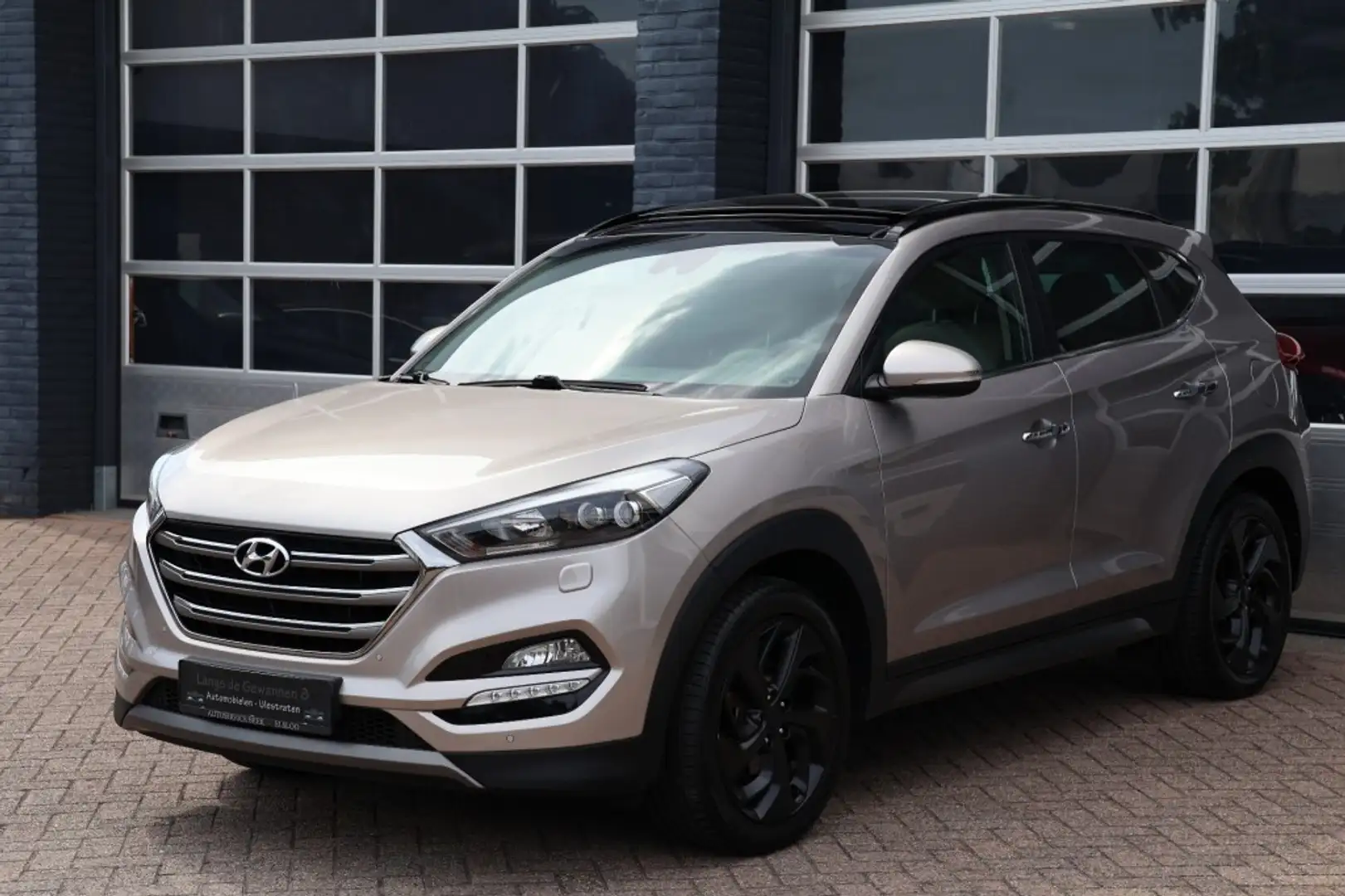Hyundai TUCSON 1.6 T-Gdi premium, leder, panorama, navi Grijs - 1