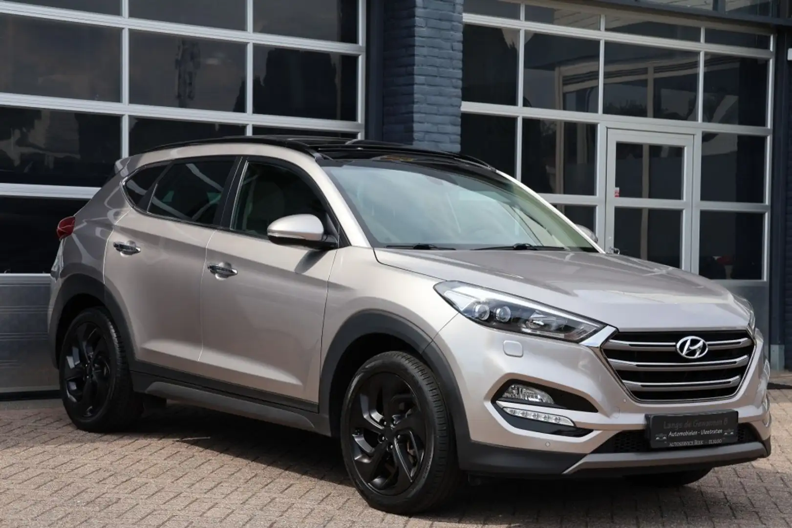 Hyundai TUCSON 1.6 T-Gdi premium, leder, panorama, navi Grijs - 2