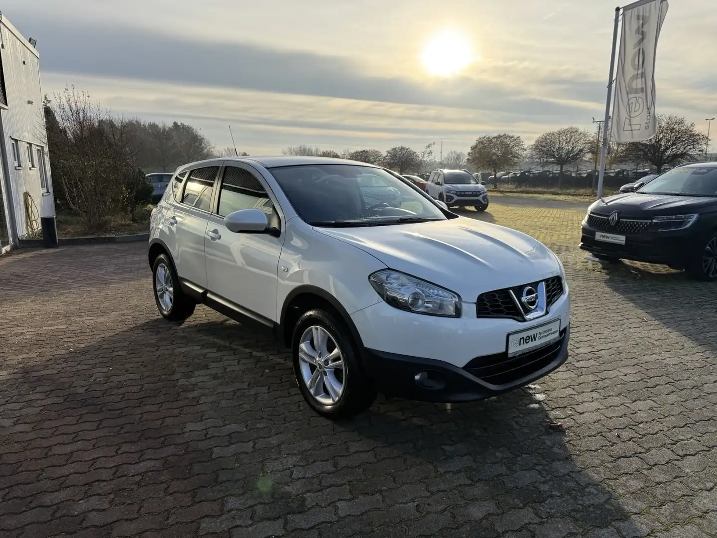 Nissan Qashqai 4x2 360Navi Rückfahrkamera Klimaauto Bílá - 2
