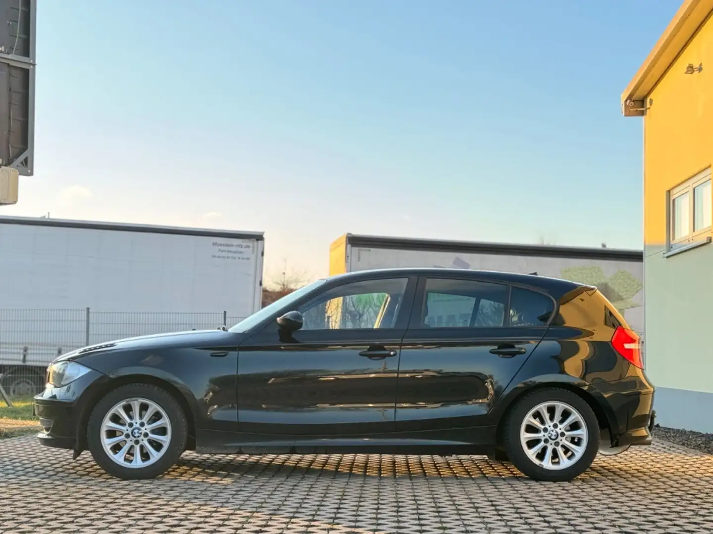 BMW 116 1 Limousine 116i*KLIMA*PDC*SHZ*AHK*TÜV NEU* Schwarz - 2