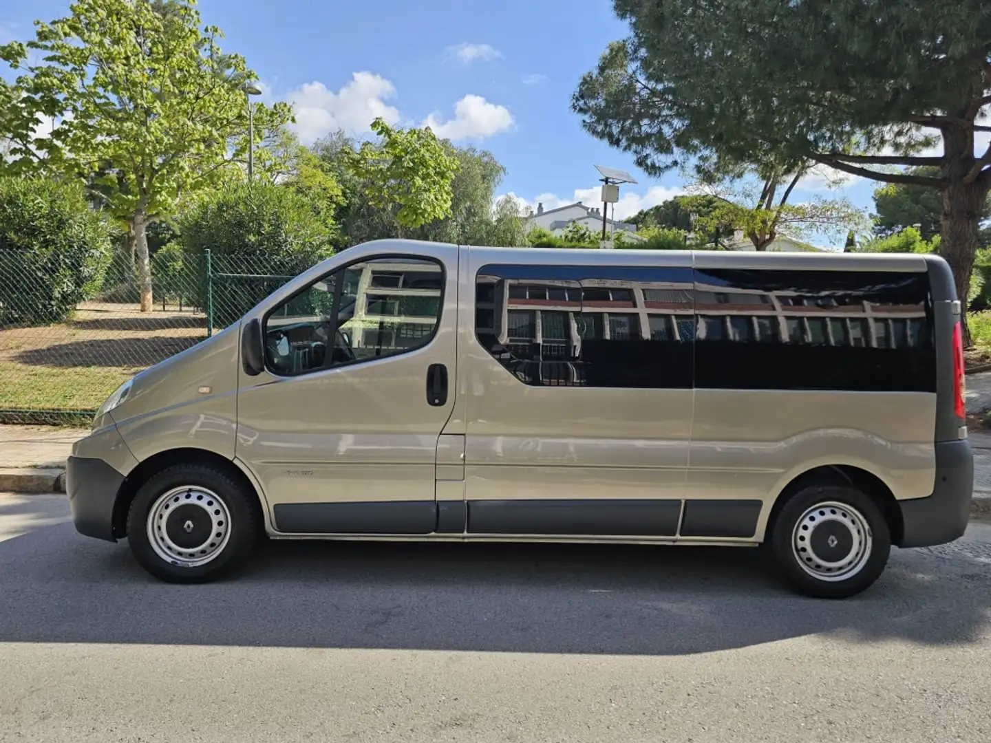 Renault Trafic 2.0dCi Combi6 29 LN 115 Grau - 1