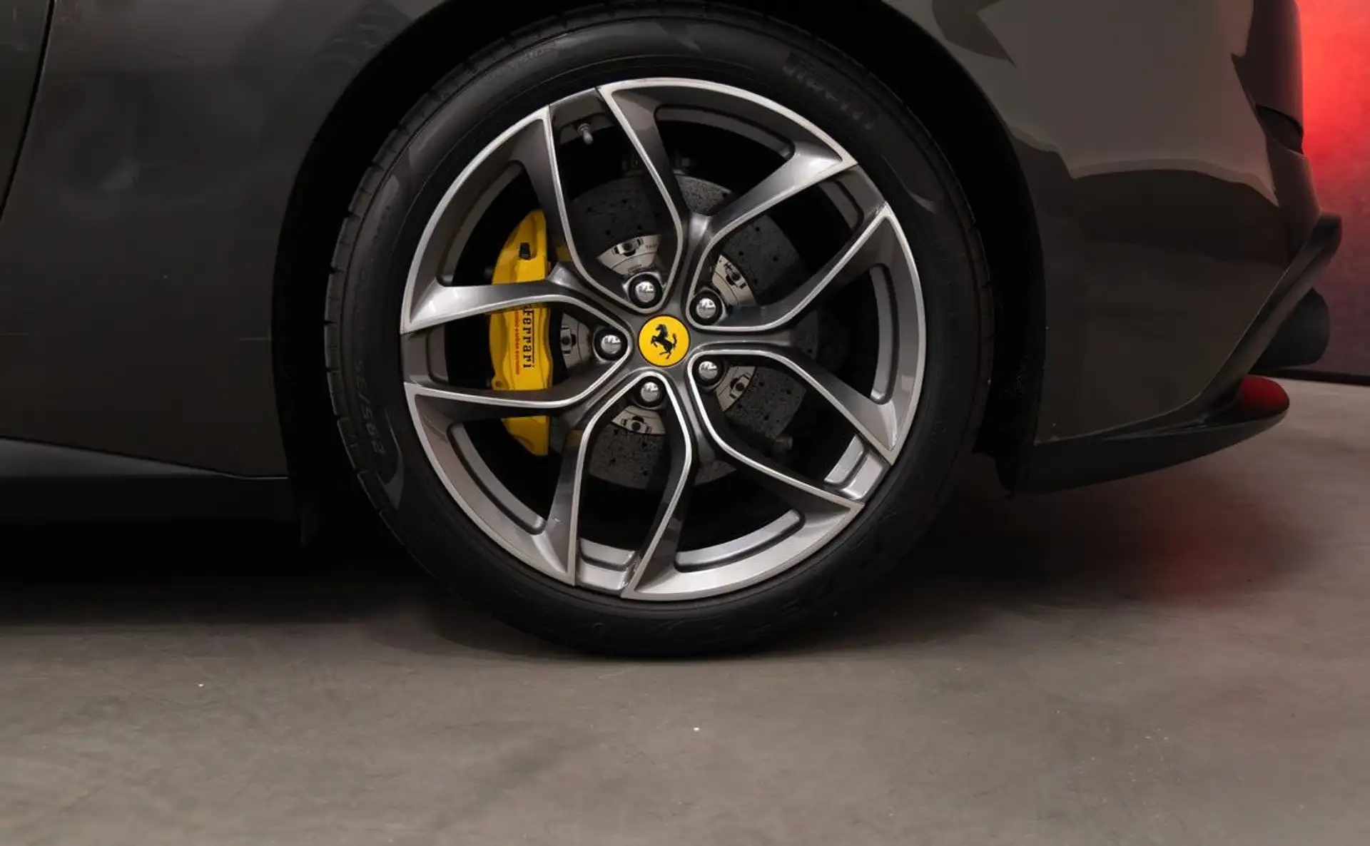 페라리 GTC4 루쏘 2020 건메탈 사진 4