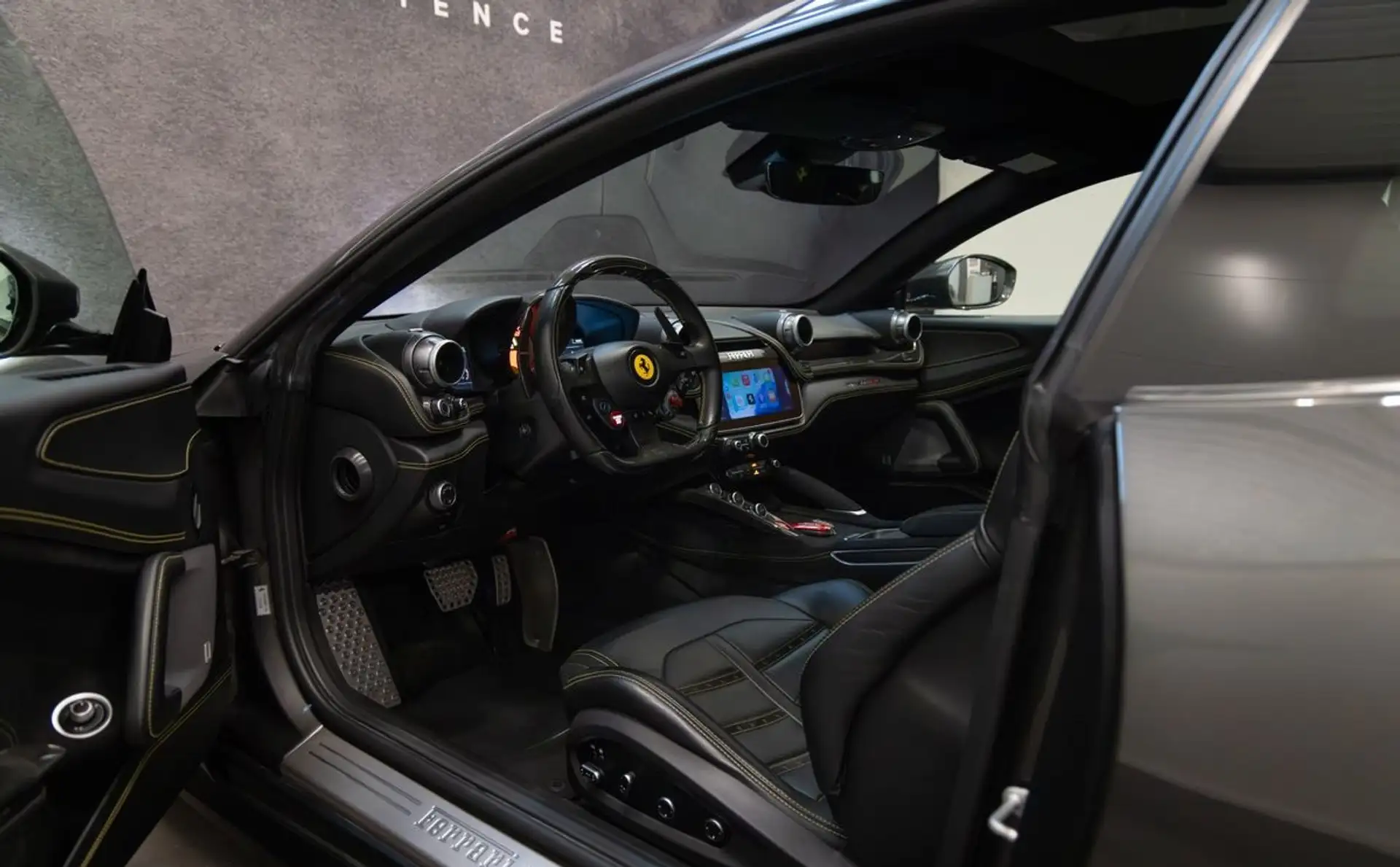 페라리 GTC4 루쏘 2020 건메탈 사진 5