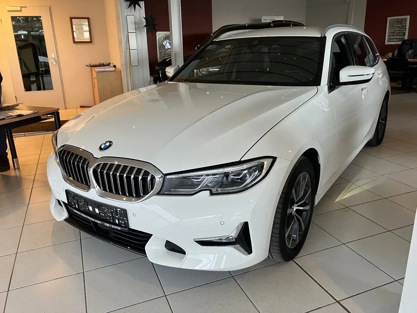 BMW 320 d Luxury 1Hd/HuD/Aktivtemp/Kamera/Live+/Laser Weiß - 1