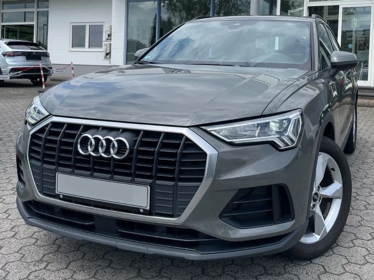 Audi Q3 35 1.5 tfsi S line edition Grijs - 1