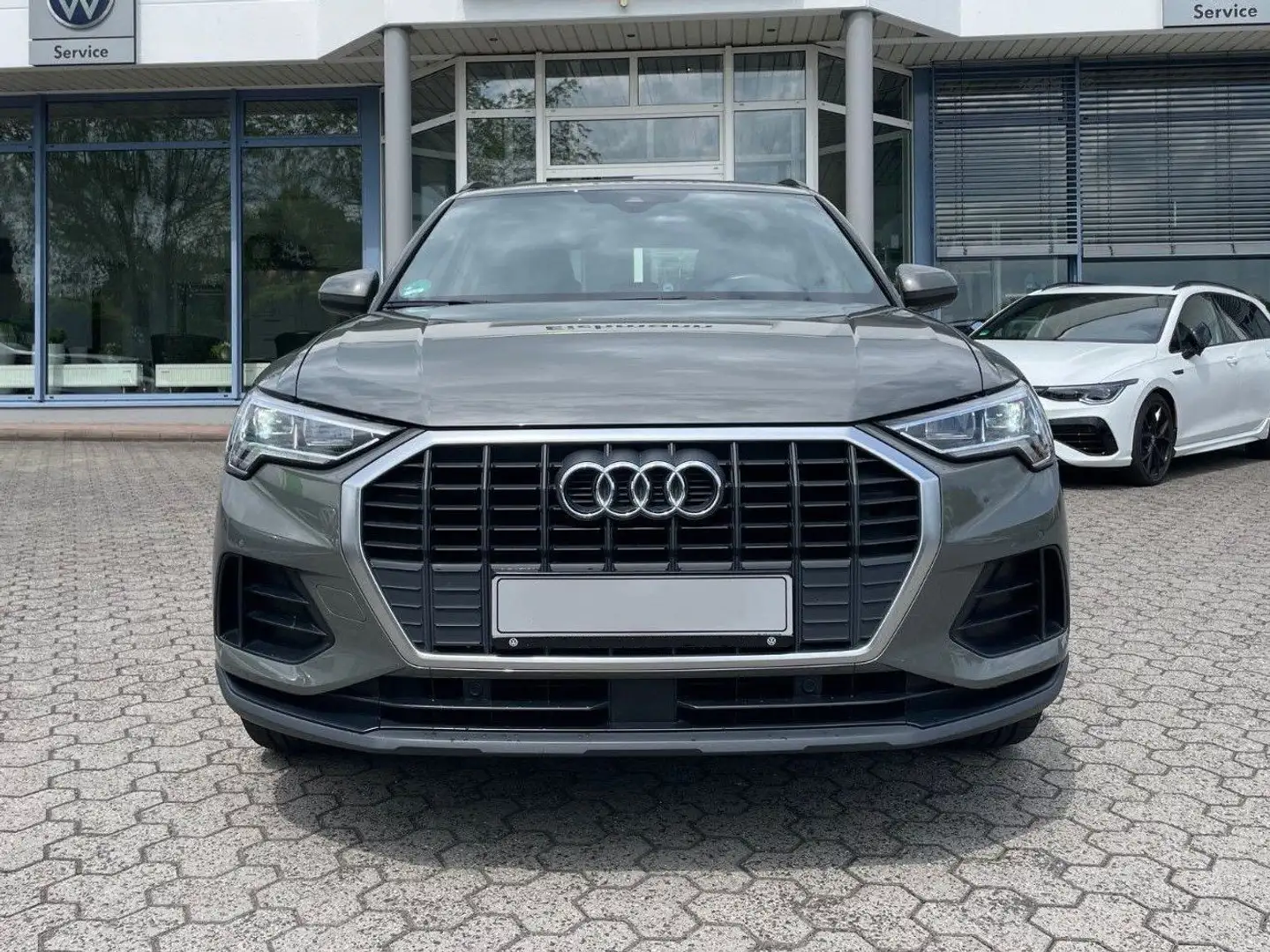 Audi Q3 35 1.5 tfsi S line edition Grijs - 2