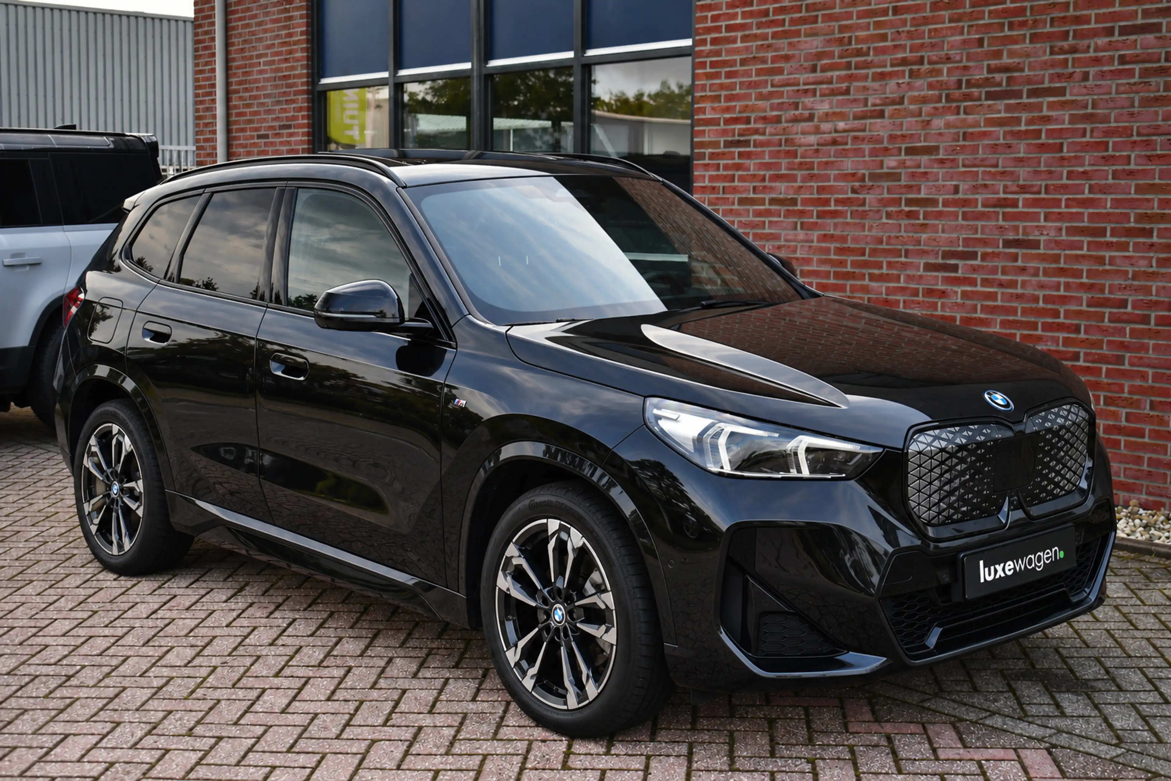 BMW iX1 xDrive30 M-Sport Pano ACC Trekh E-zetels HUD H/K M — photo 32