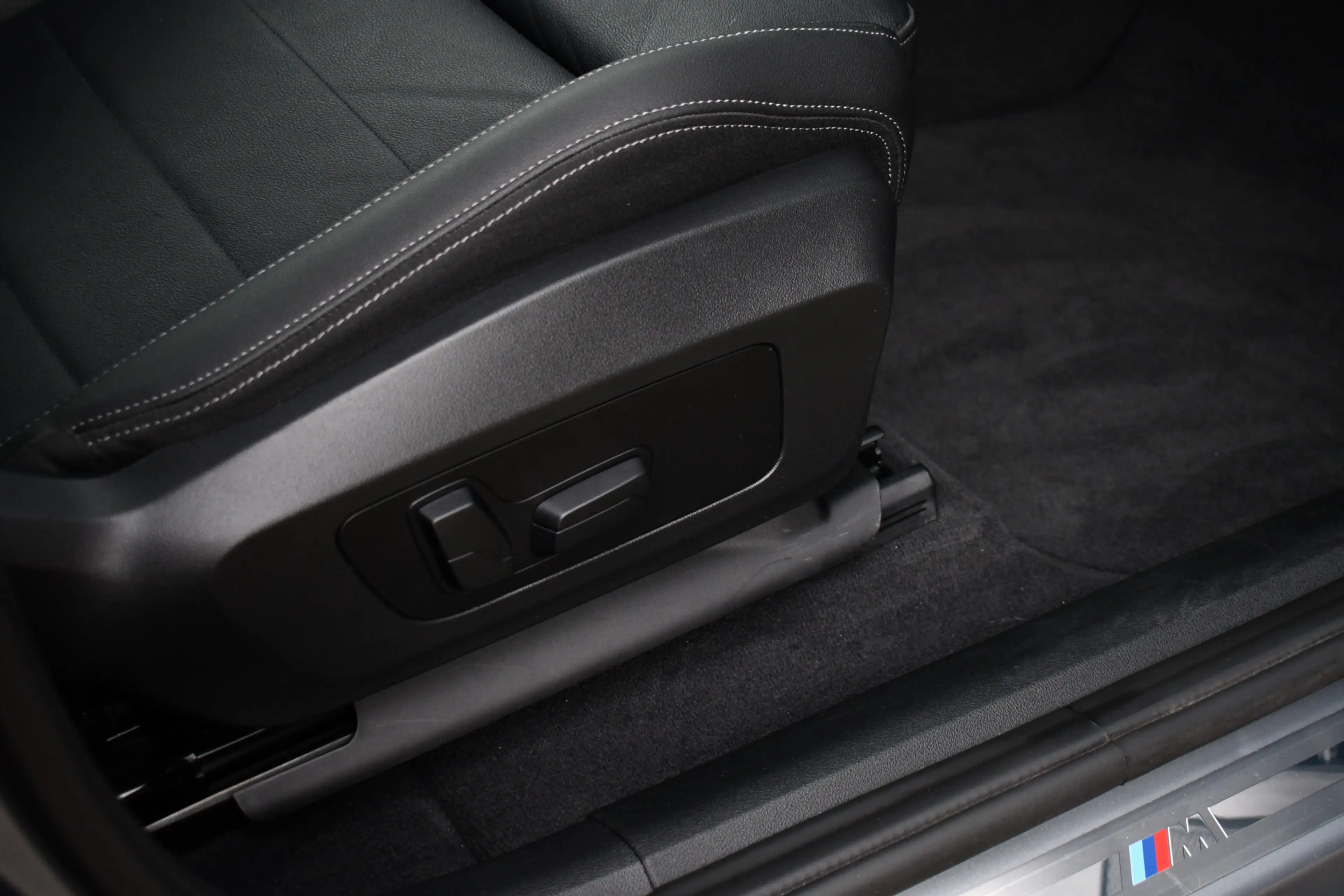 BMW iX1 xDrive30 M-Sport Pano ACC Trekh E-zetels HUD H/K M — photo 50