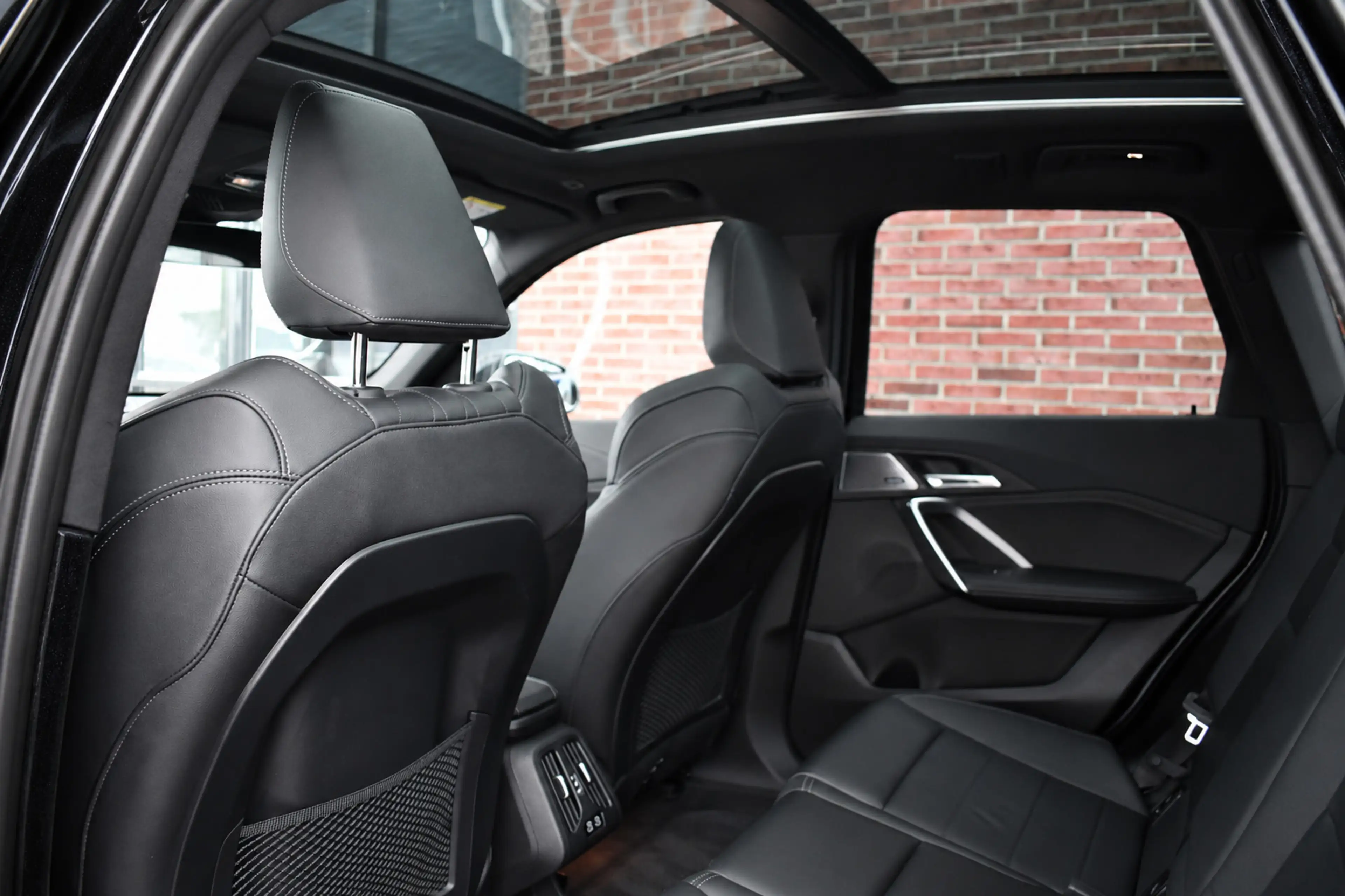 BMW iX1 xDrive30 M-Sport Pano ACC Trekh E-zetels HUD H/K M — photo 22
