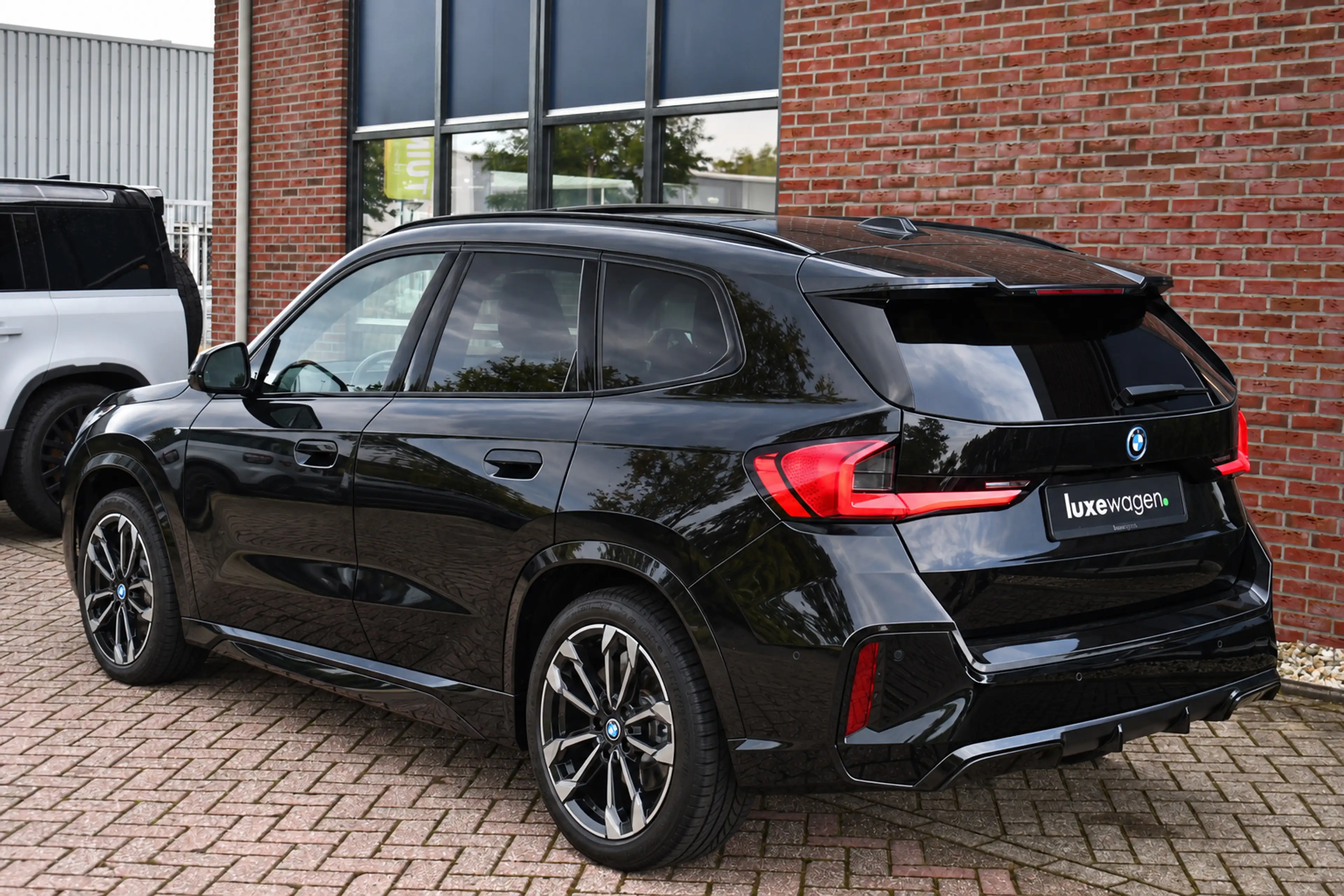 BMW iX1 xDrive30 M-Sport Pano ACC Trekh E-zetels HUD H/K M — photo 33