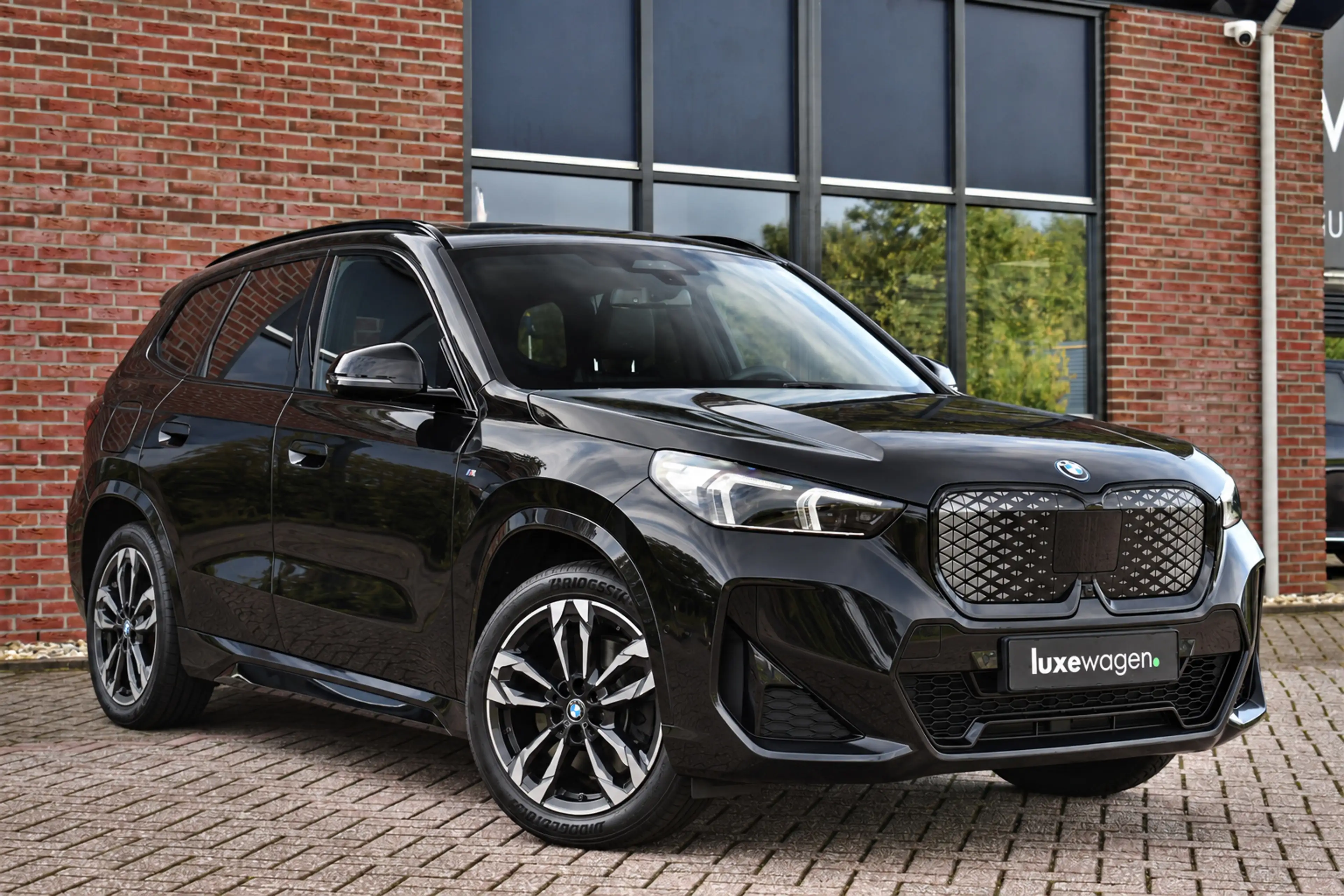 BMW iX1 xDrive30 M-Sport Pano ACC Trekh E-zetels HUD H/K M — photo 19