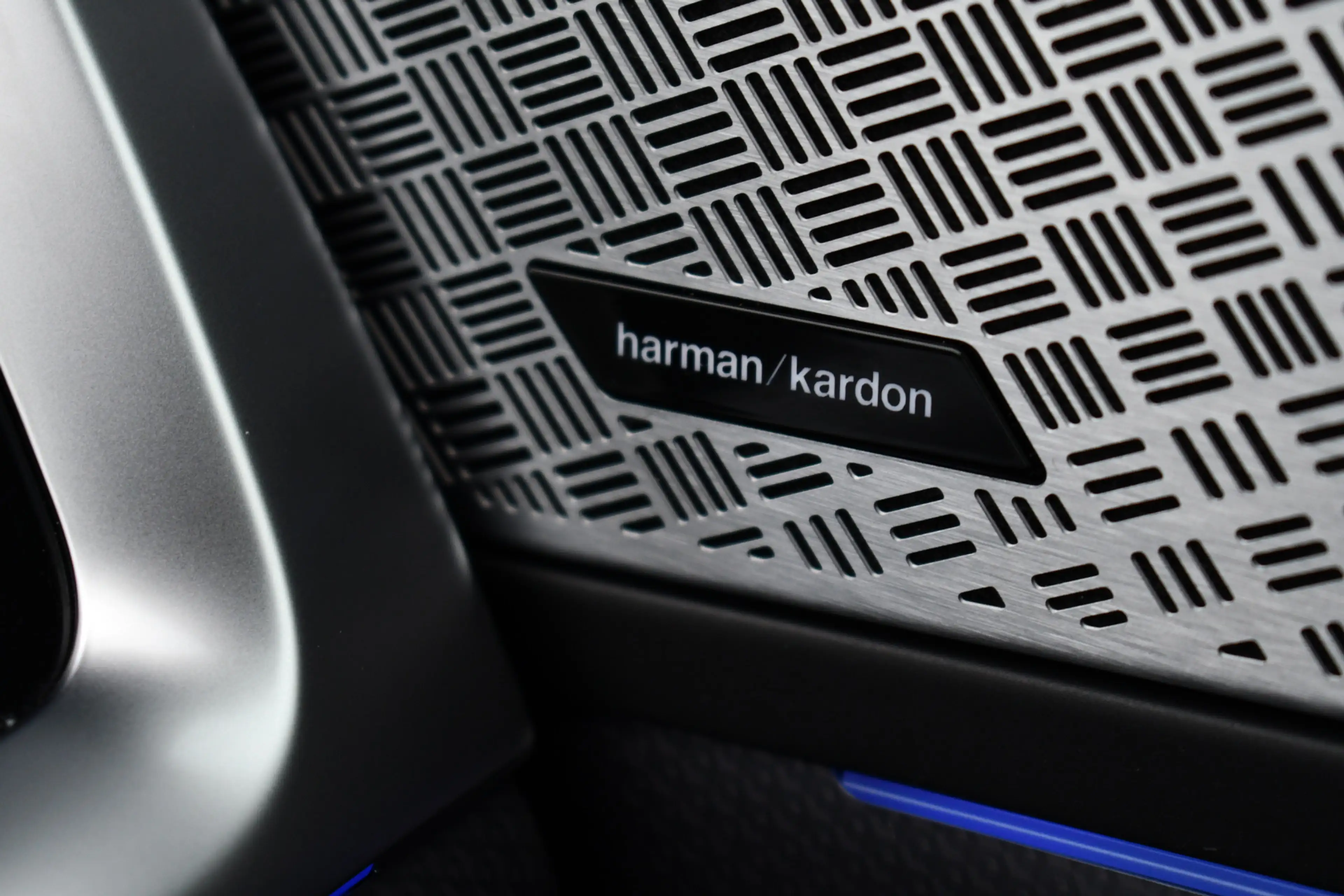 BMW iX1 xDrive30 M-Sport Pano ACC Trekh E-zetels HUD H/K M — photo 12