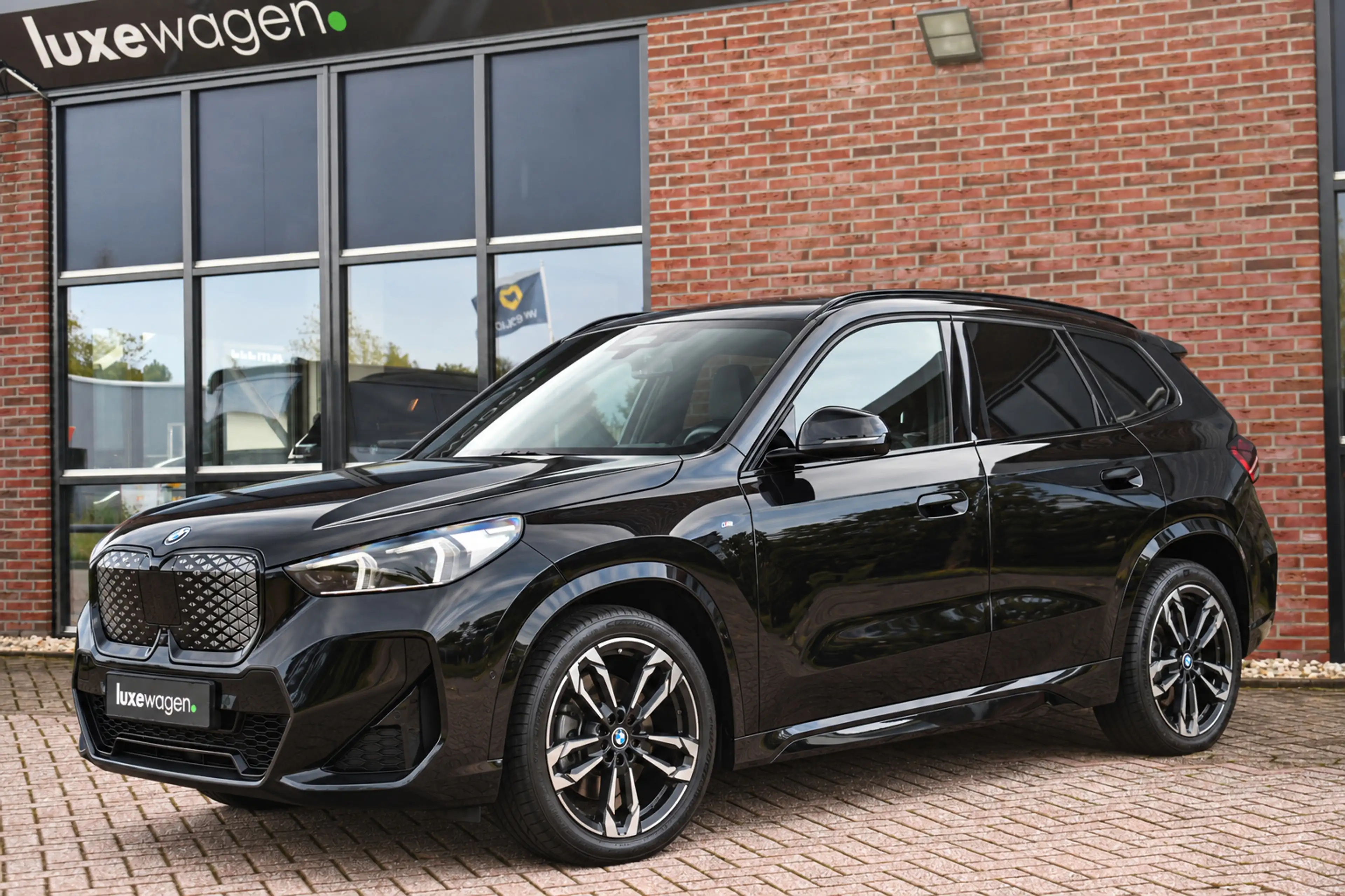 BMW iX1 xDrive30 M-Sport Pano ACC Trekh E-zetels HUD H/K M — photo 30
