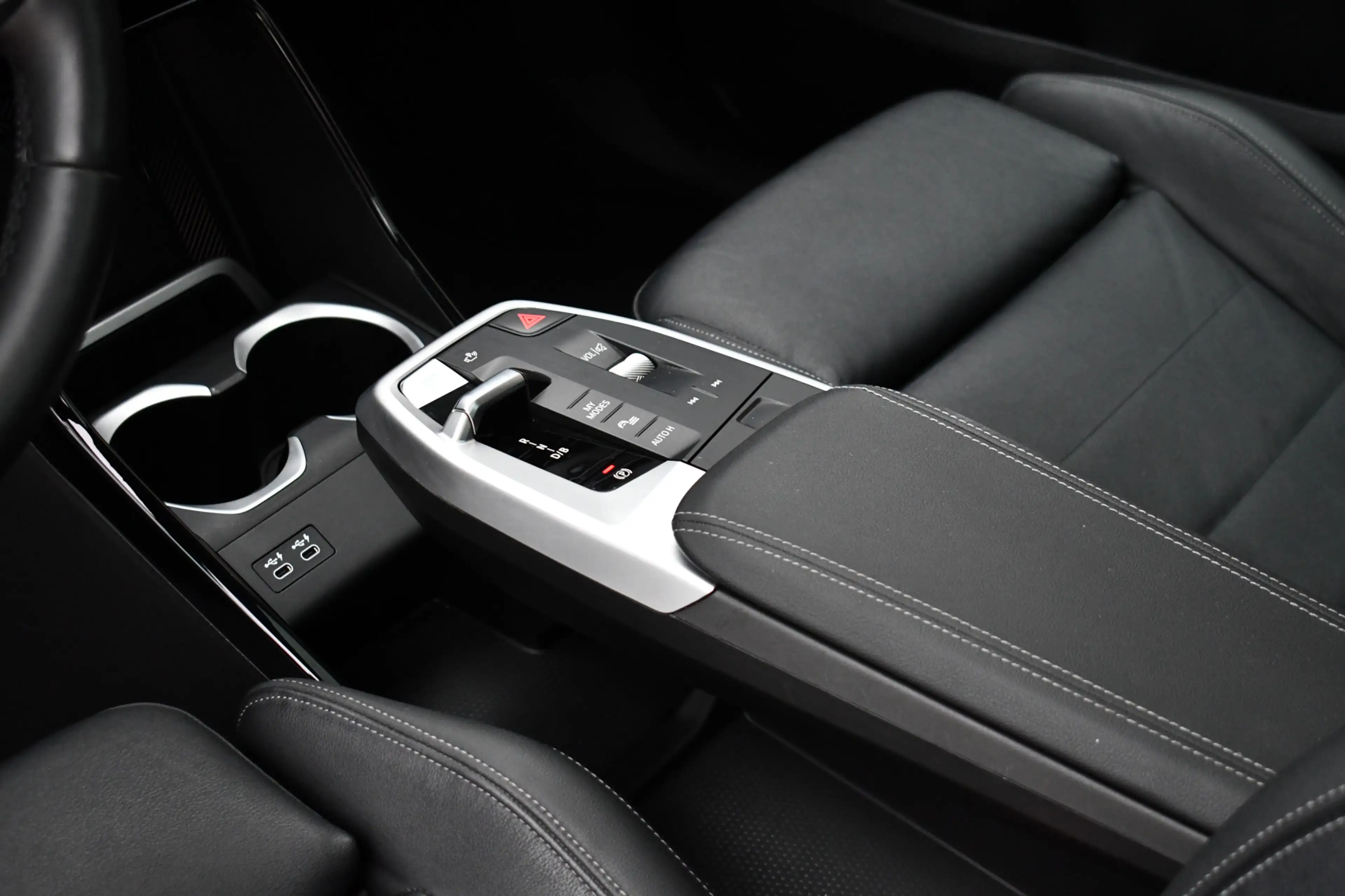 BMW iX1 xDrive30 M-Sport Pano ACC Trekh E-zetels HUD H/K M — photo 37
