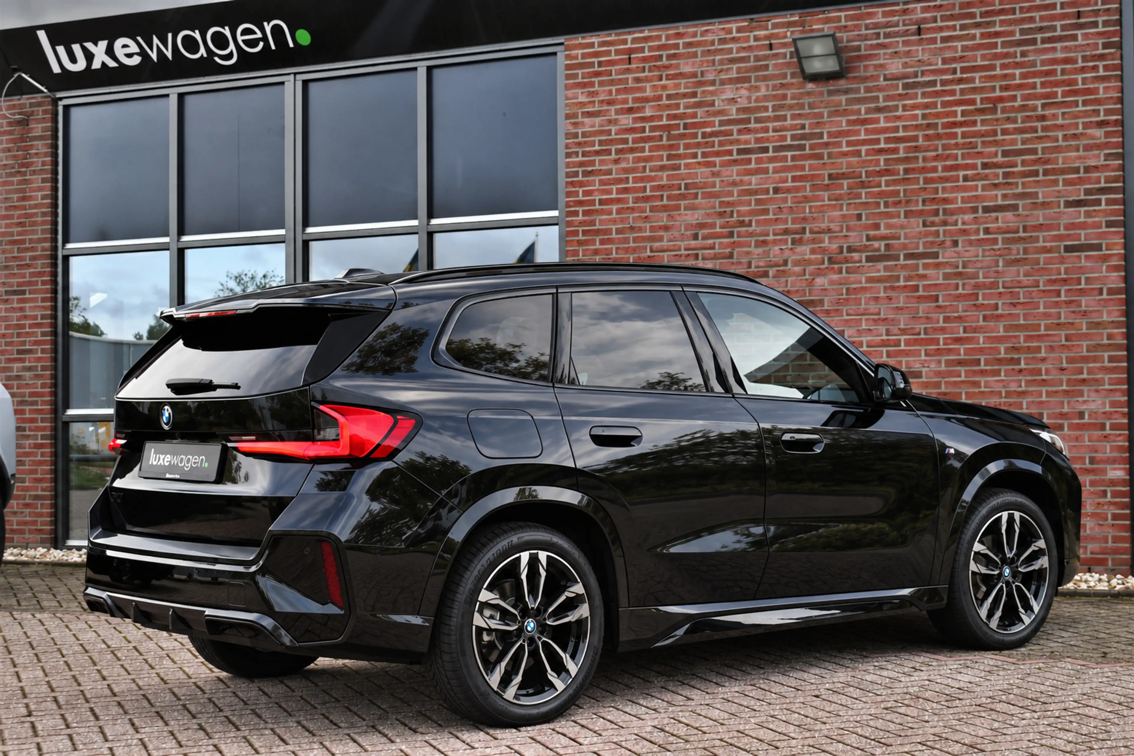 BMW iX1 xDrive30 M-Sport Pano ACC Trekh E-zetels HUD H/K M — photo 31