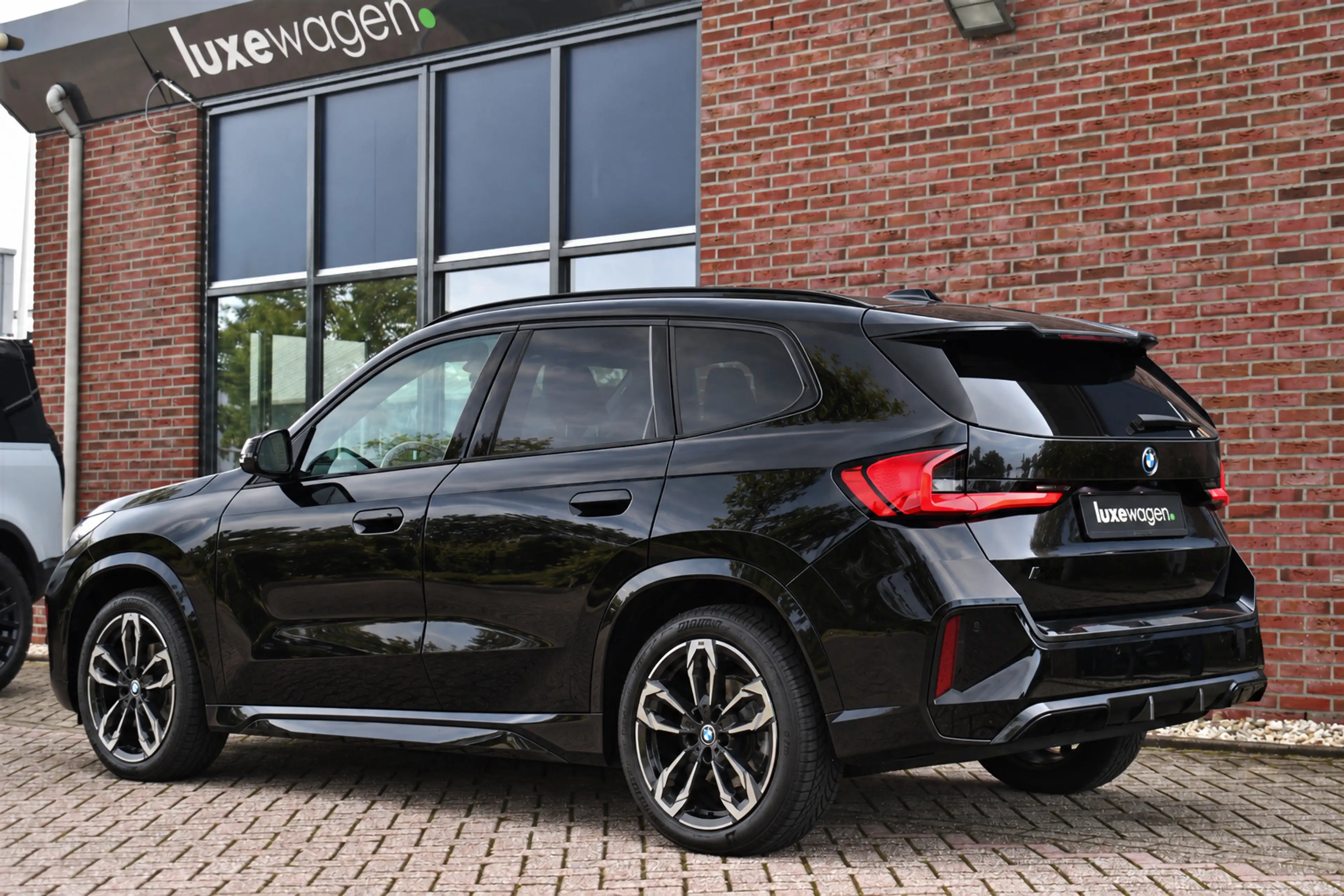 BMW iX1 xDrive30 M-Sport Pano ACC Trekh E-zetels HUD H/K M — photo 6