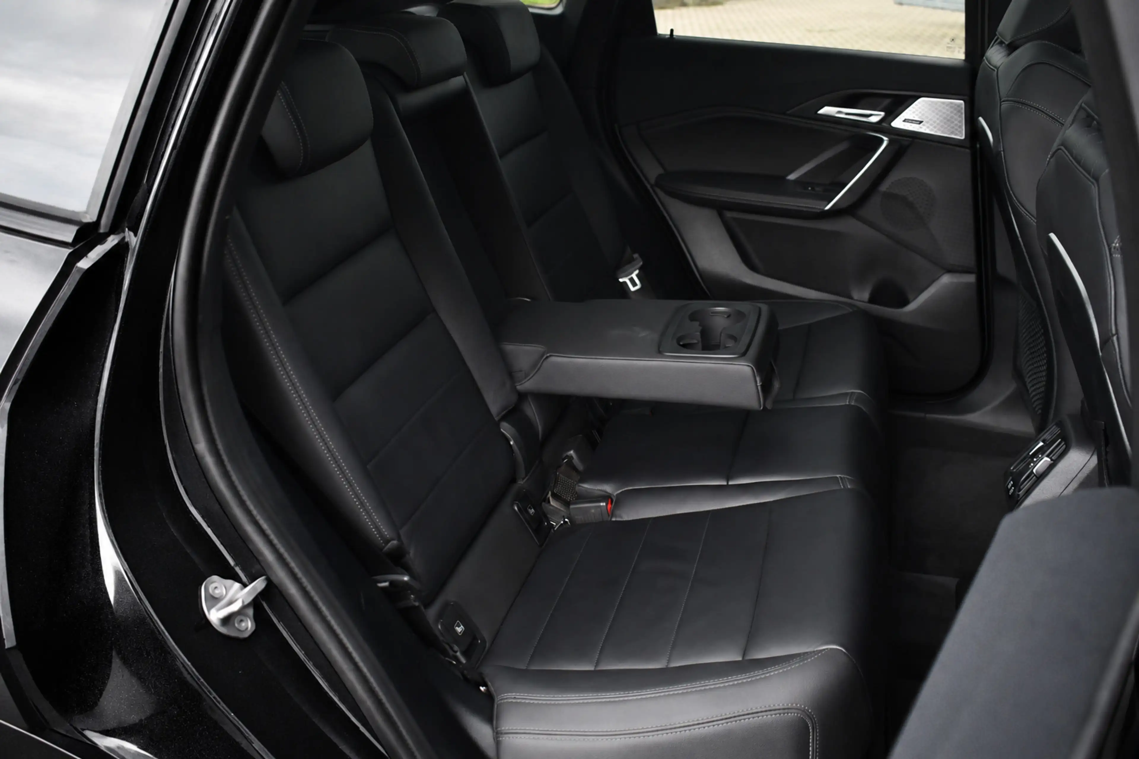 BMW iX1 xDrive30 M-Sport Pano ACC Trekh E-zetels HUD H/K M — photo 23