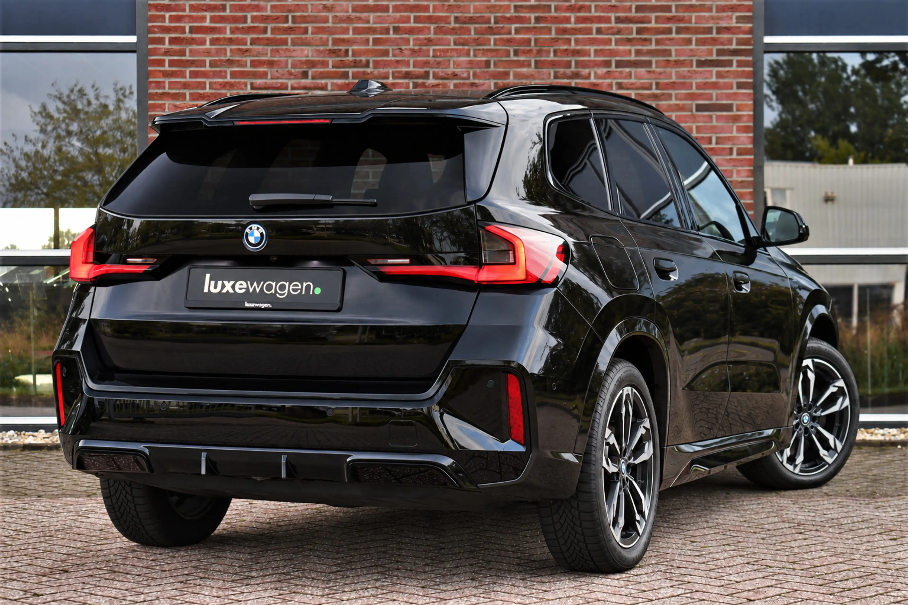 BMW iX1 xDrive30 M-Sport Pano ACC Trekh E-zetels HUD H/K M — photo 2