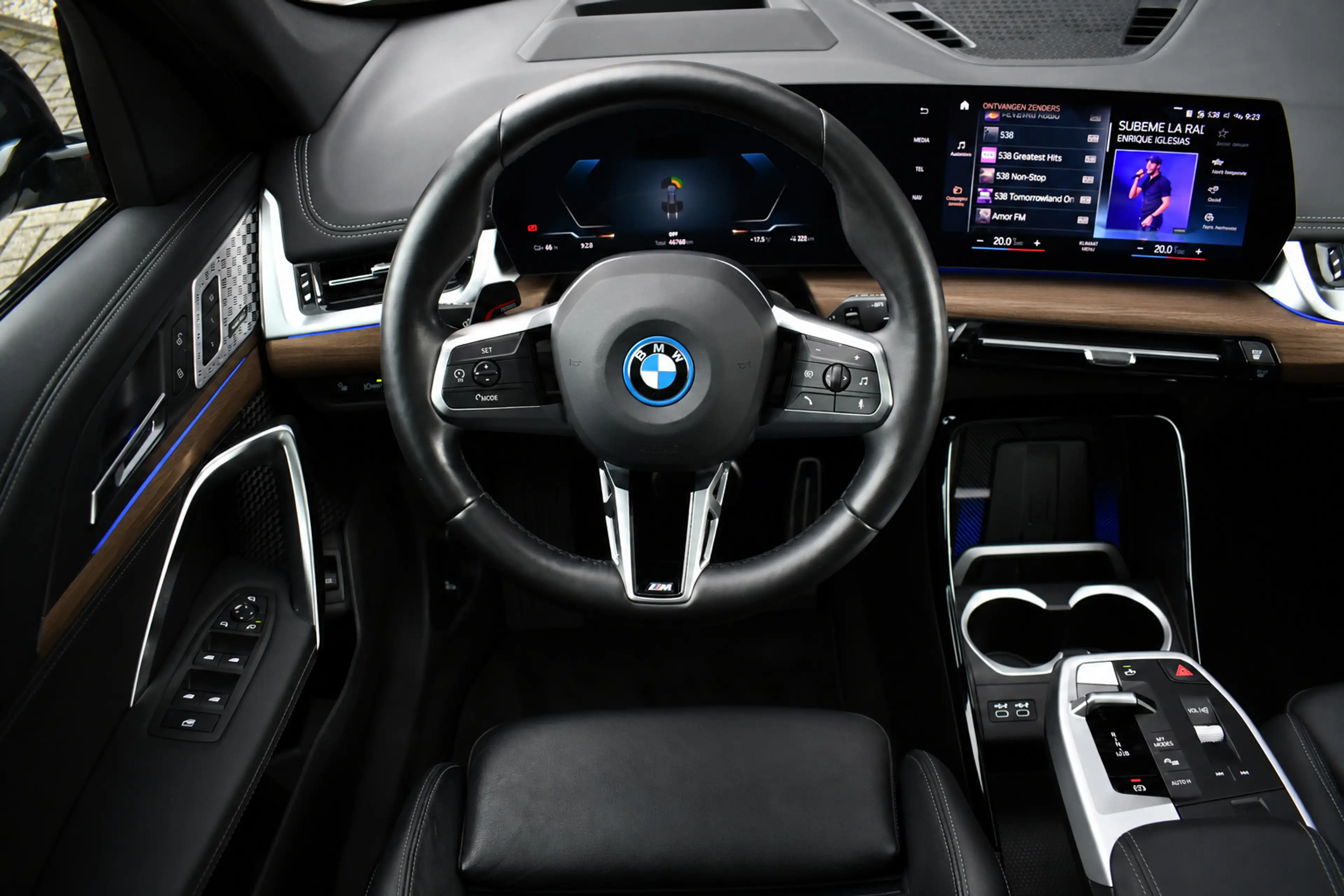 BMW iX1 xDrive30 M-Sport Pano ACC Trekh E-zetels HUD H/K M — photo 21