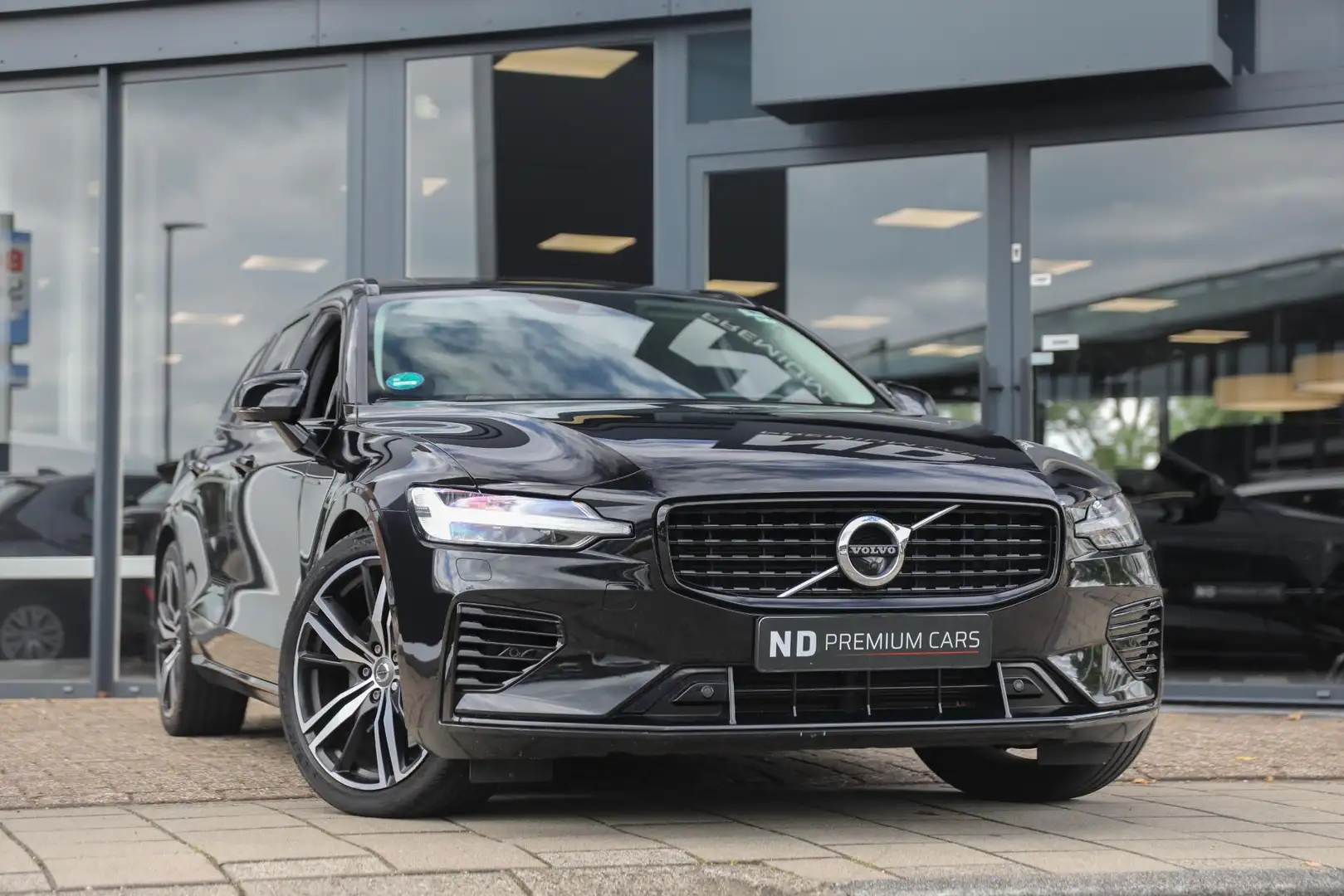 Volvo V60 2.0 T6 Recharge AWD R-Design | Schuif- opendak | T Zwart - 1