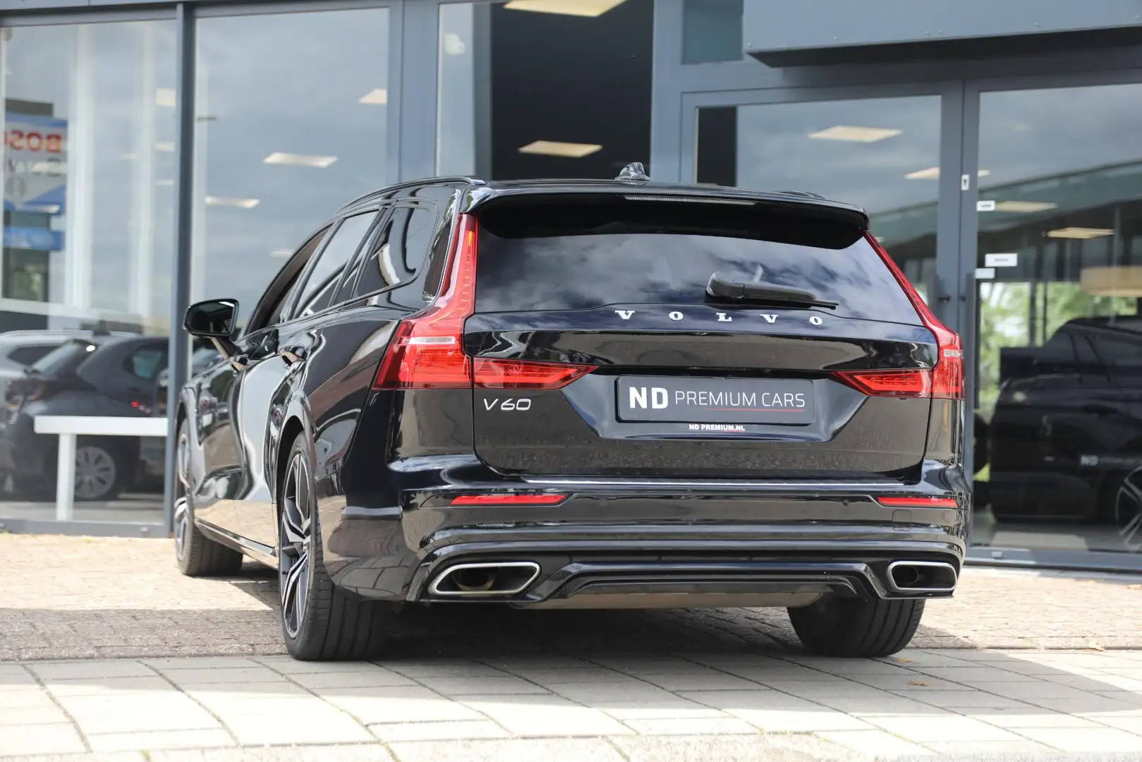 Volvo V60 2.0 T6 Recharge AWD R-Design | Schuif- opendak | T Zwart - 2