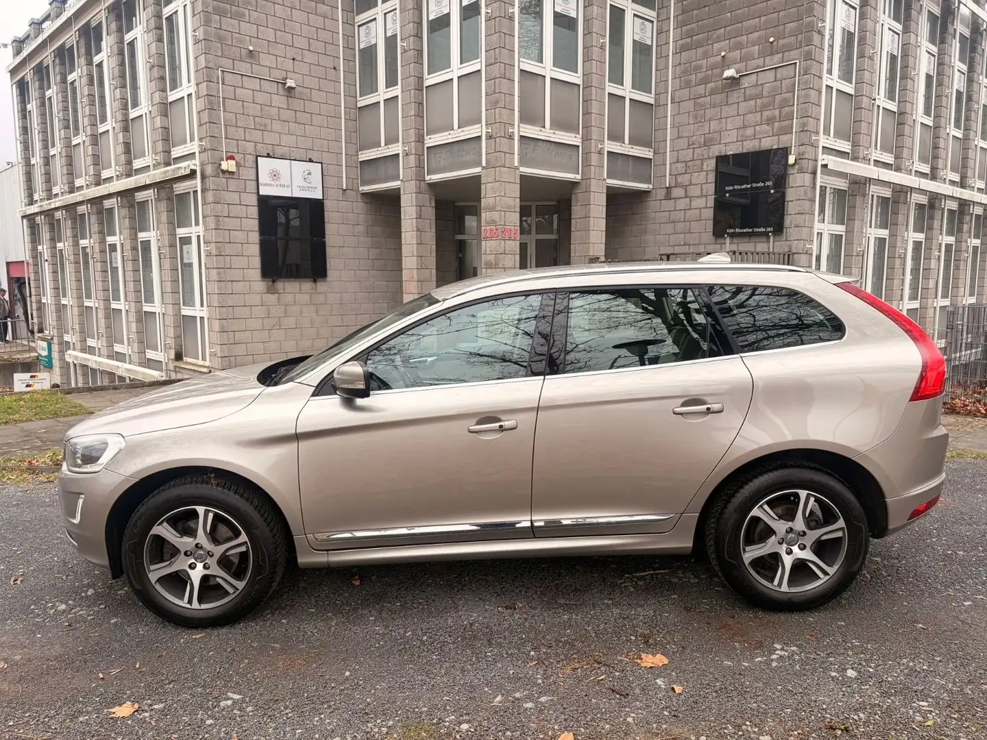 Volvo XC60 Summum AWD / Automatik / Navi / Bi-Color - 2