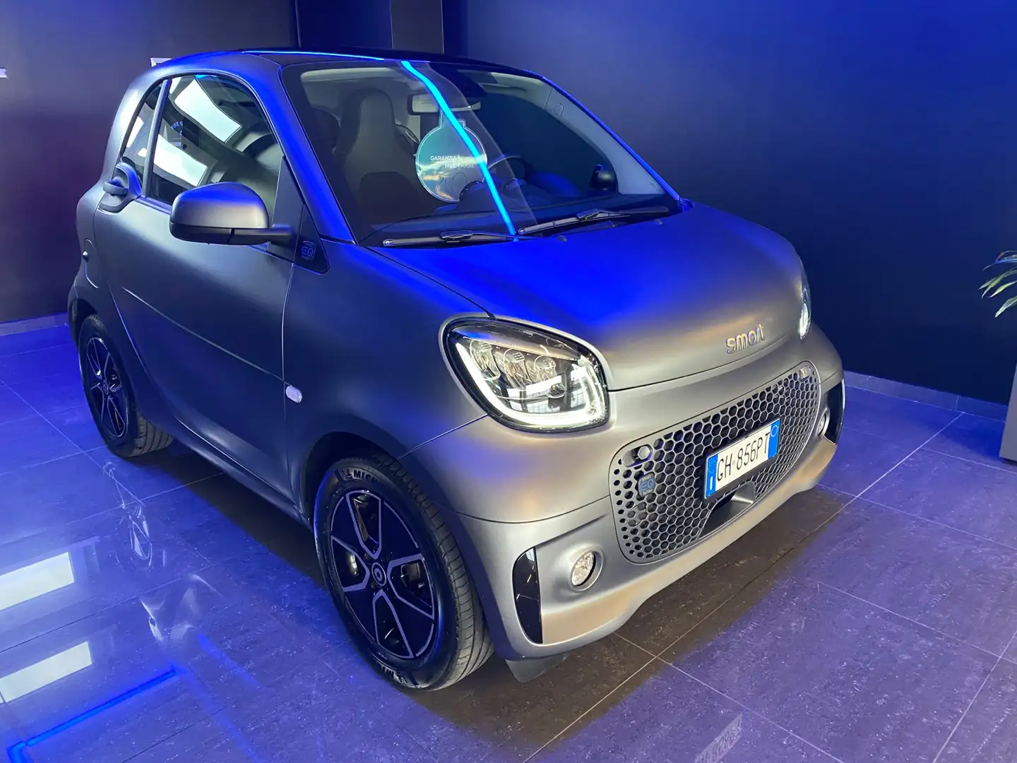 smart forTwo eq Ushuaia Grey Matt 22kW SENSORI/RETROCAMER/TETTO Grigio - 1