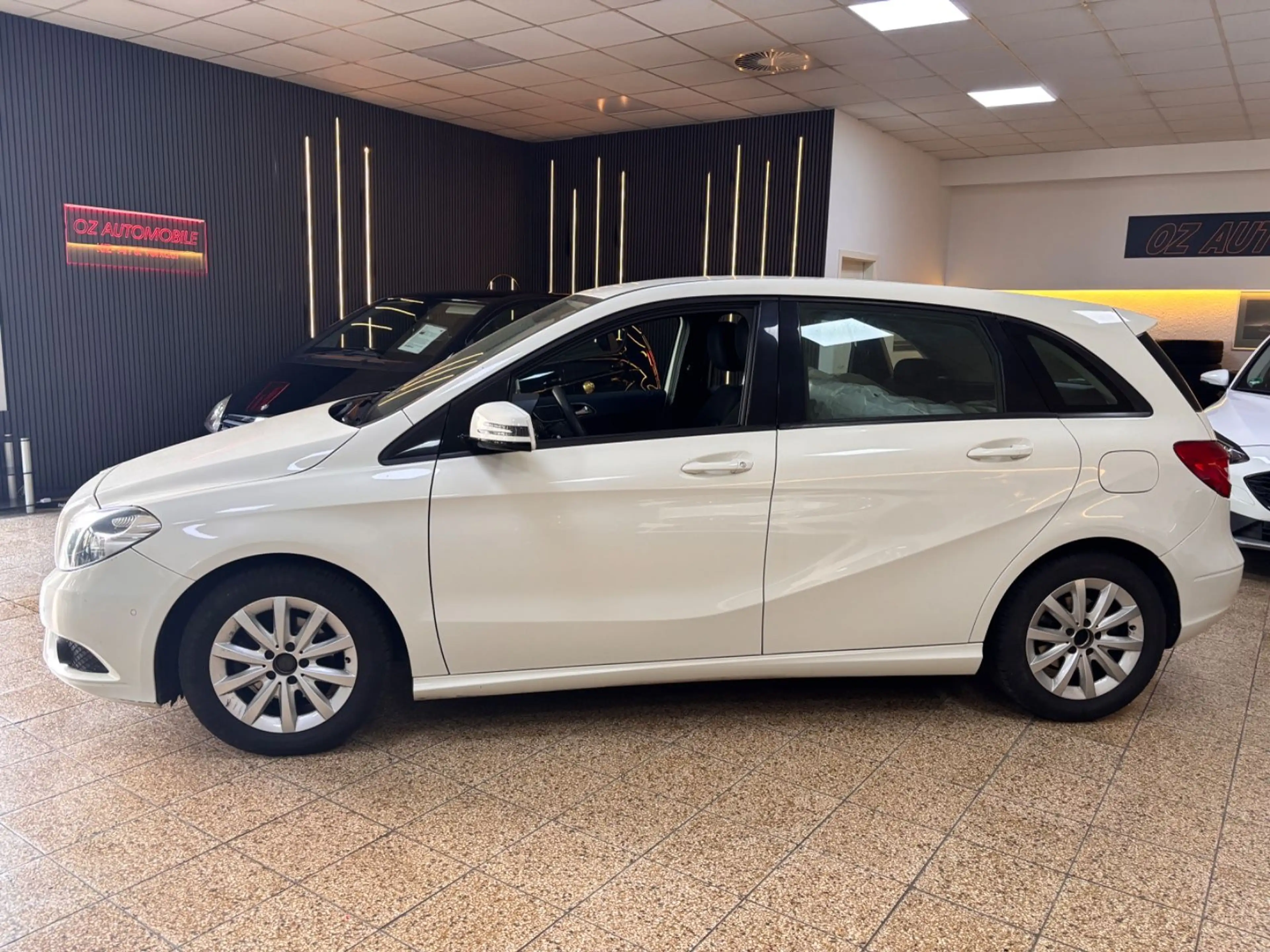 Mercedes-Benz B 180 Aut. — photo 2