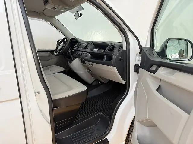Volkswagen Transporter view 8