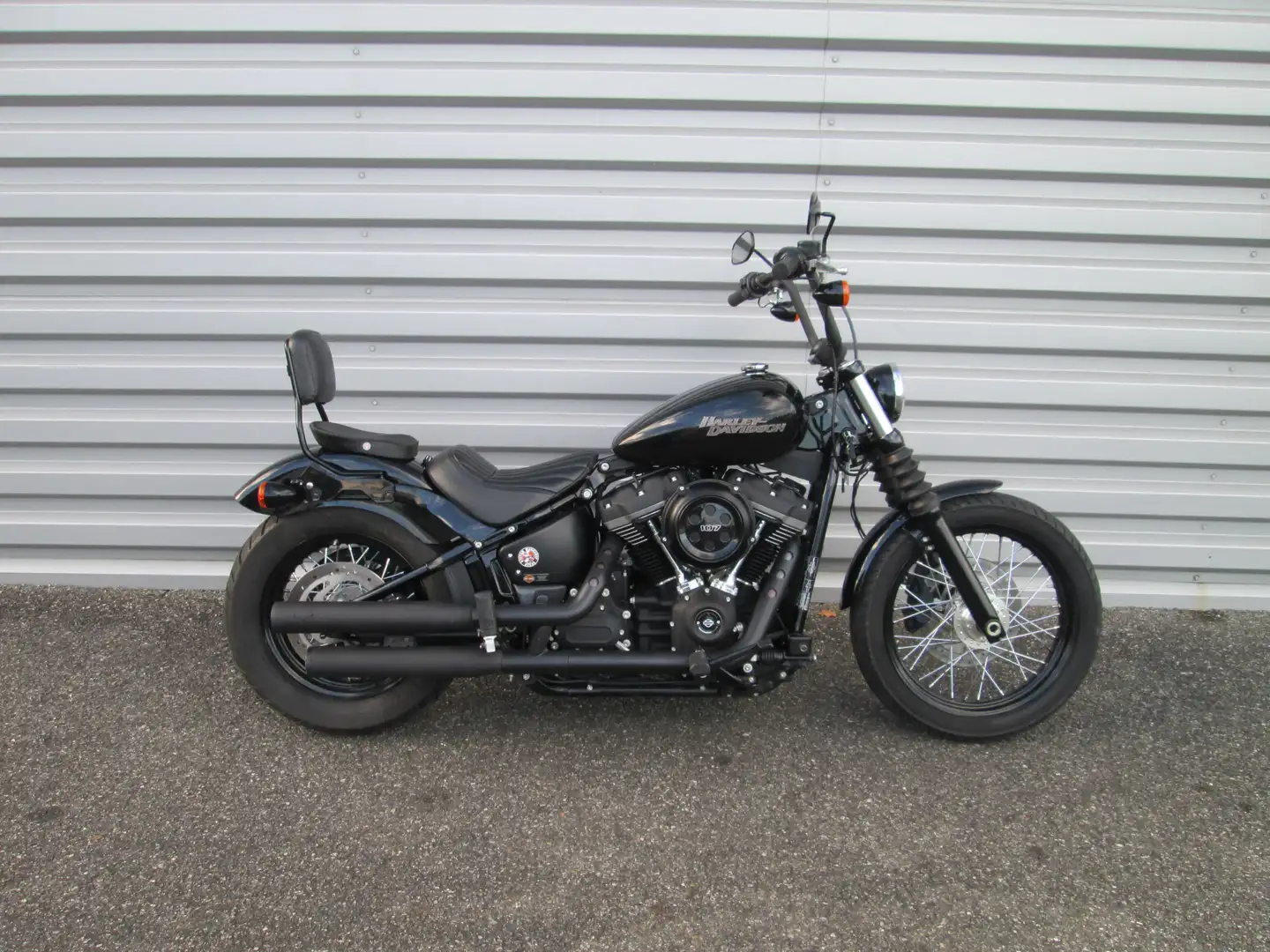 Harley-Davidson Street Bob Schwarz - 2