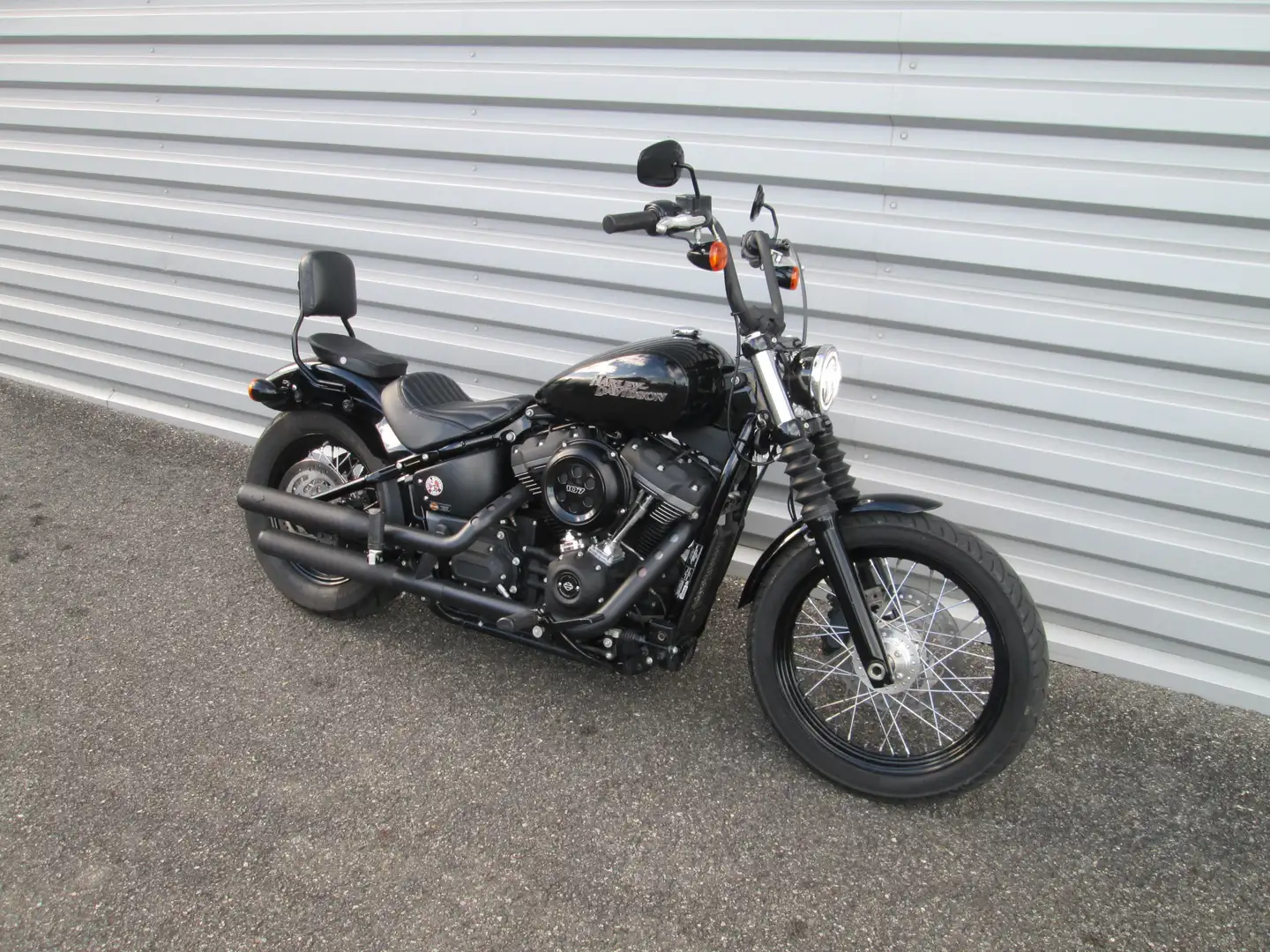 Harley-Davidson Street Bob Schwarz - 1