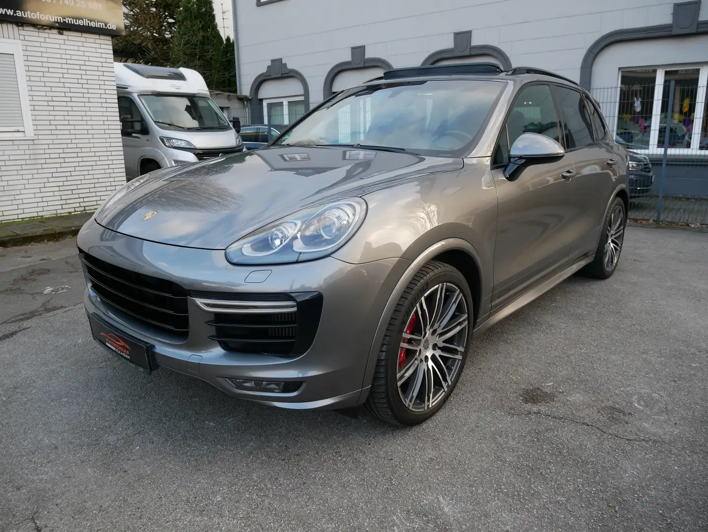 Porsche Cayenne GTS KeyGo Pano Bose Sitzklima SportChr DAB LED Kam Grau - 1