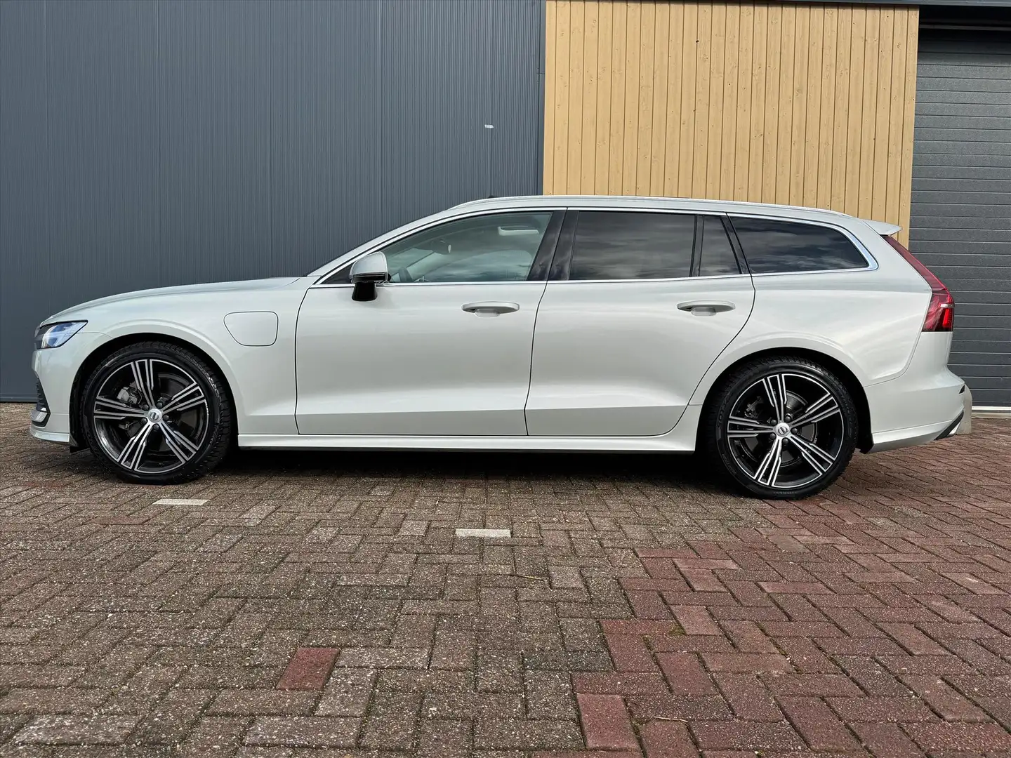 Volvo V60 T6 Twin Engine 340pk AWD Geartronic Inscription | Grijs - 2