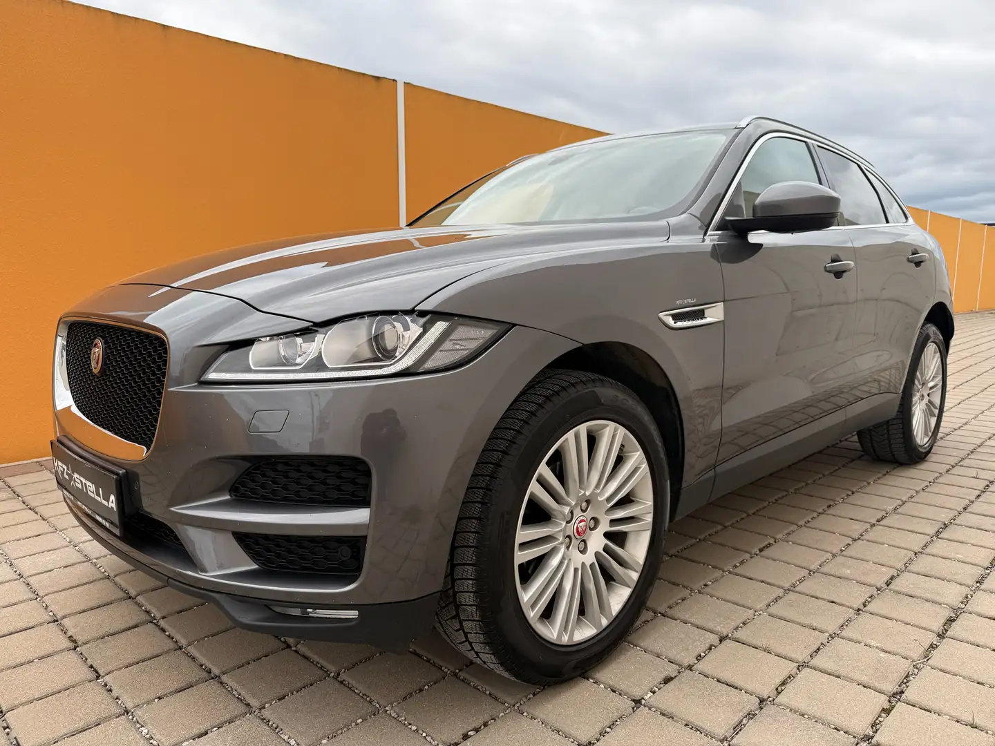 Jaguar F-Pace 20d Prestige Aut. AWD / Leder / NAVI / Kamera / Grijs - 1