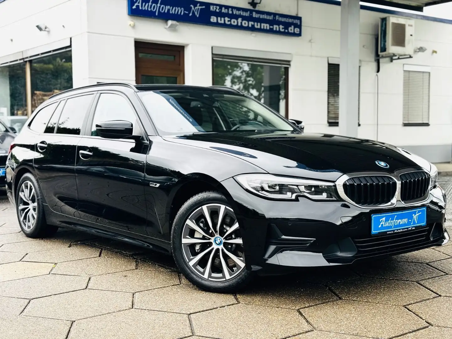 BMW 330 e Touring Advantage DIGITAL/LED/PDC/HiFi Zwart - 1